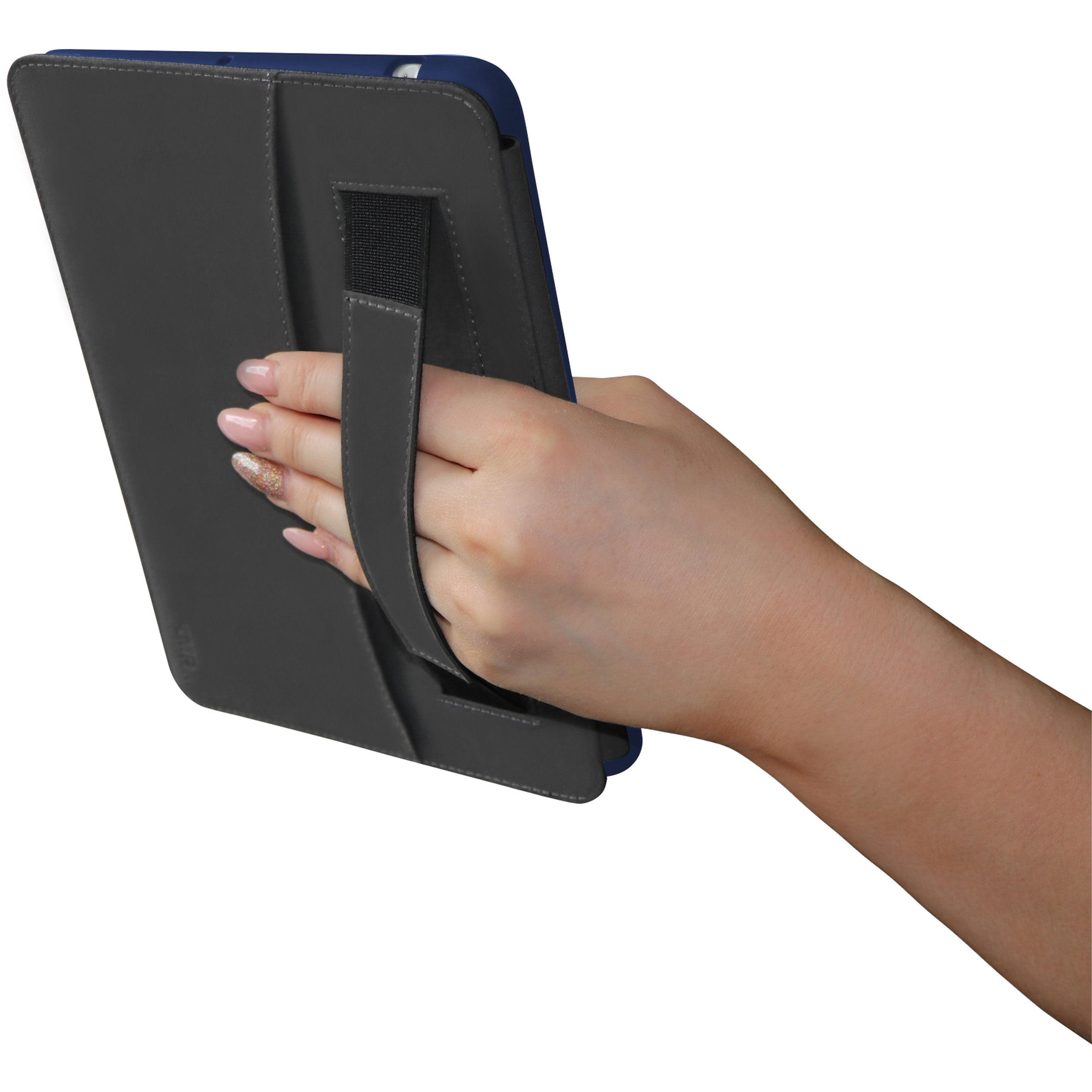 Hand hält Tablet-Hülle. Dunkelgraue Hülle und blau innen. Handschlaufe.