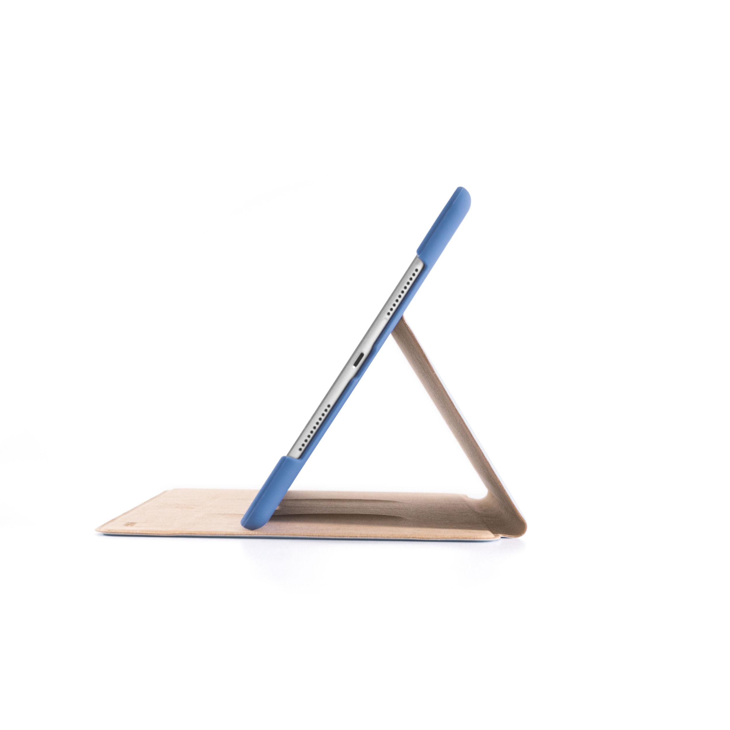 Blaues Tablet in einem hellbraunen Gehäuse, aufgestellt. Weißer Hintergrund.