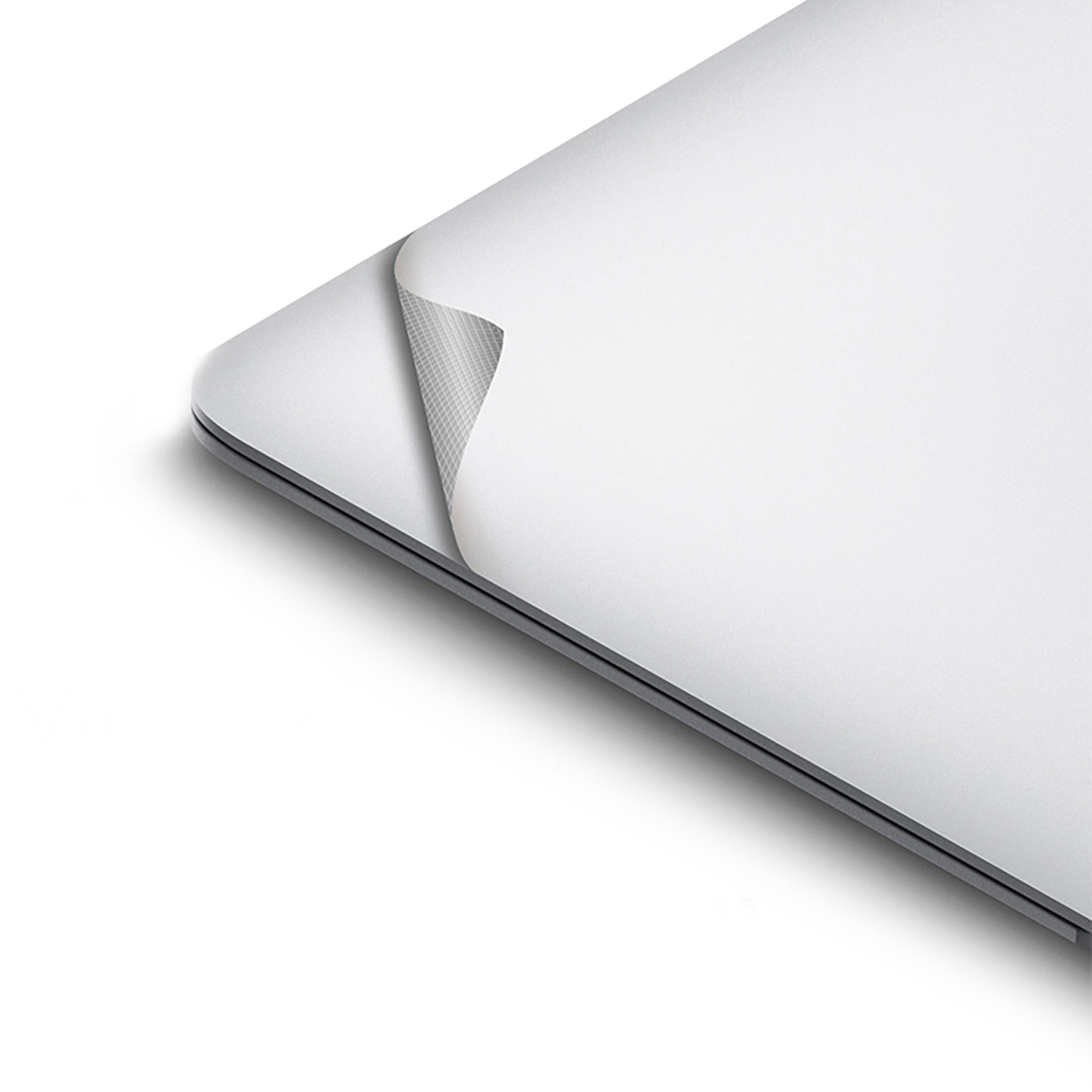 Ein Laptop, dessen obere Abdeckung teilweise abgezogen ist und eine strukturierte Oberfläche zeigt.