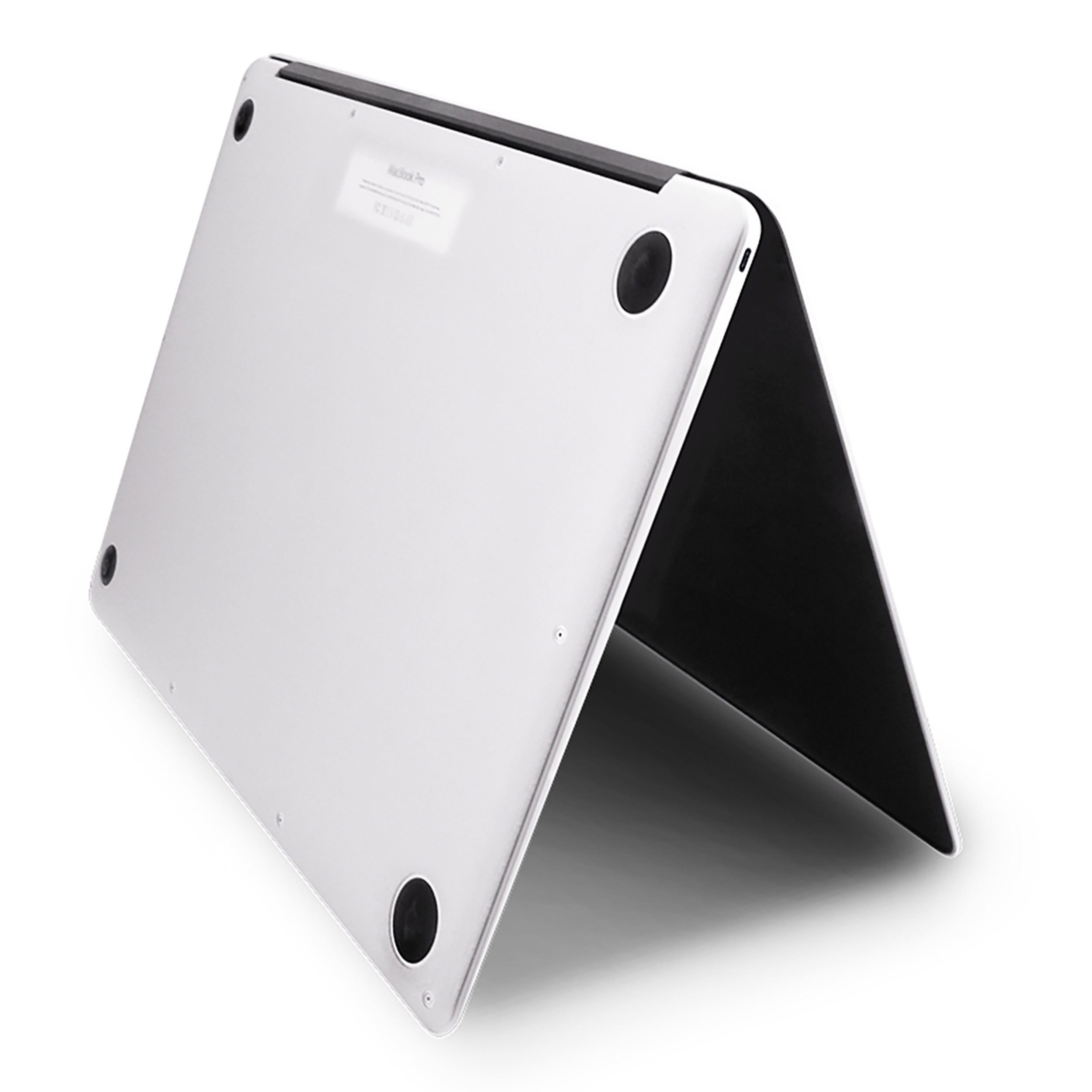 Die Unterseite eines silbernen Laptops mit schwarzen Füßen. Der Bildschirm ist geöffnet.