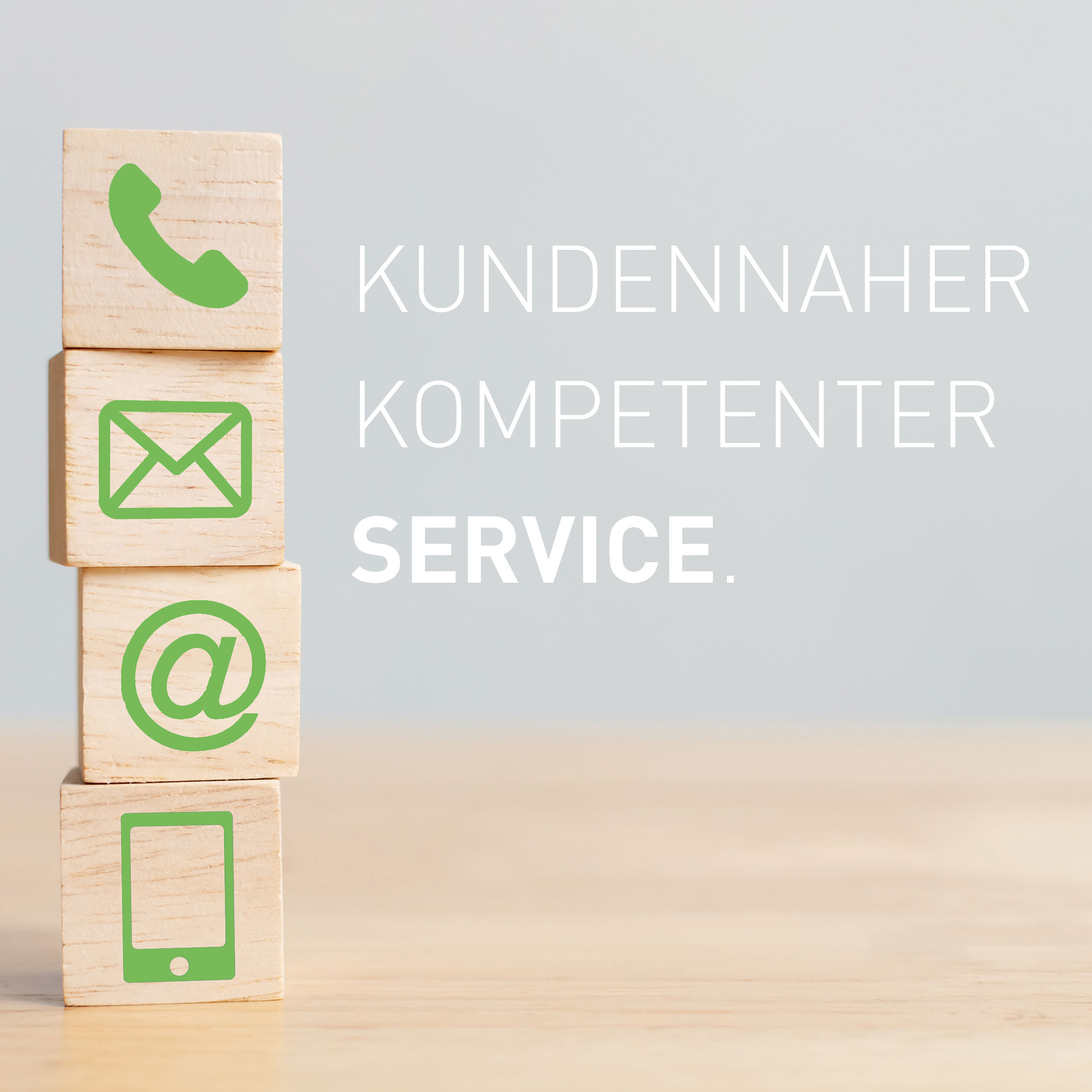 Blocchi di legno con icone di contatto e testo: "Kundennaher kompetenter service" su un tavolo di legno.