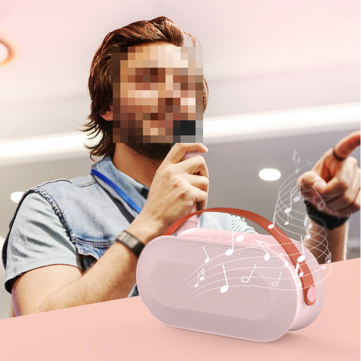 Eine Person hält einen rosa Lautsprecher mit einem Riemen, mit Musiknoten, die darum herum schweben.