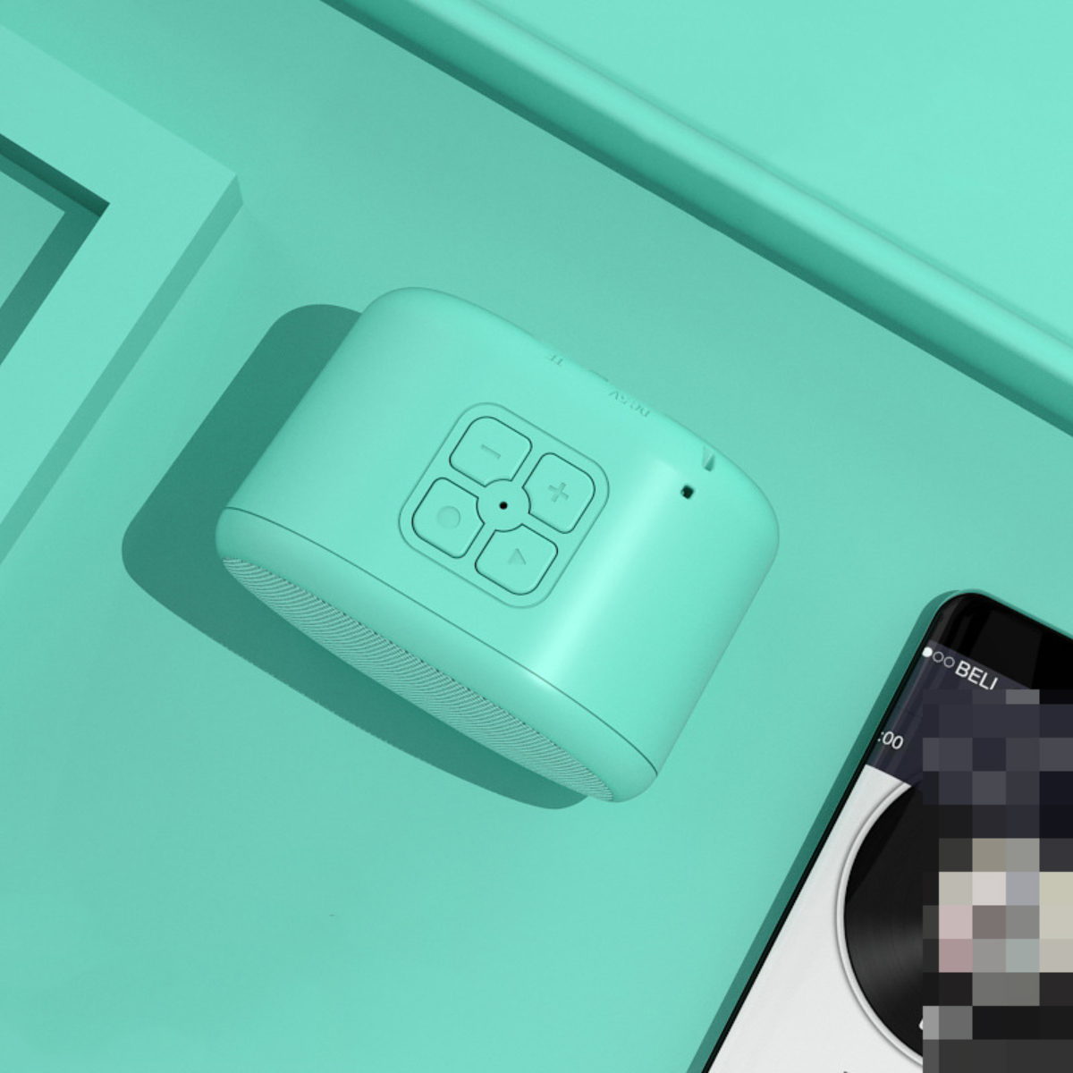 Ein türkisfarbener Lautsprecher mit vier Tasten und einer Ein-/Aus-Taste, neben einem Telefon, das Musik anzeigt.