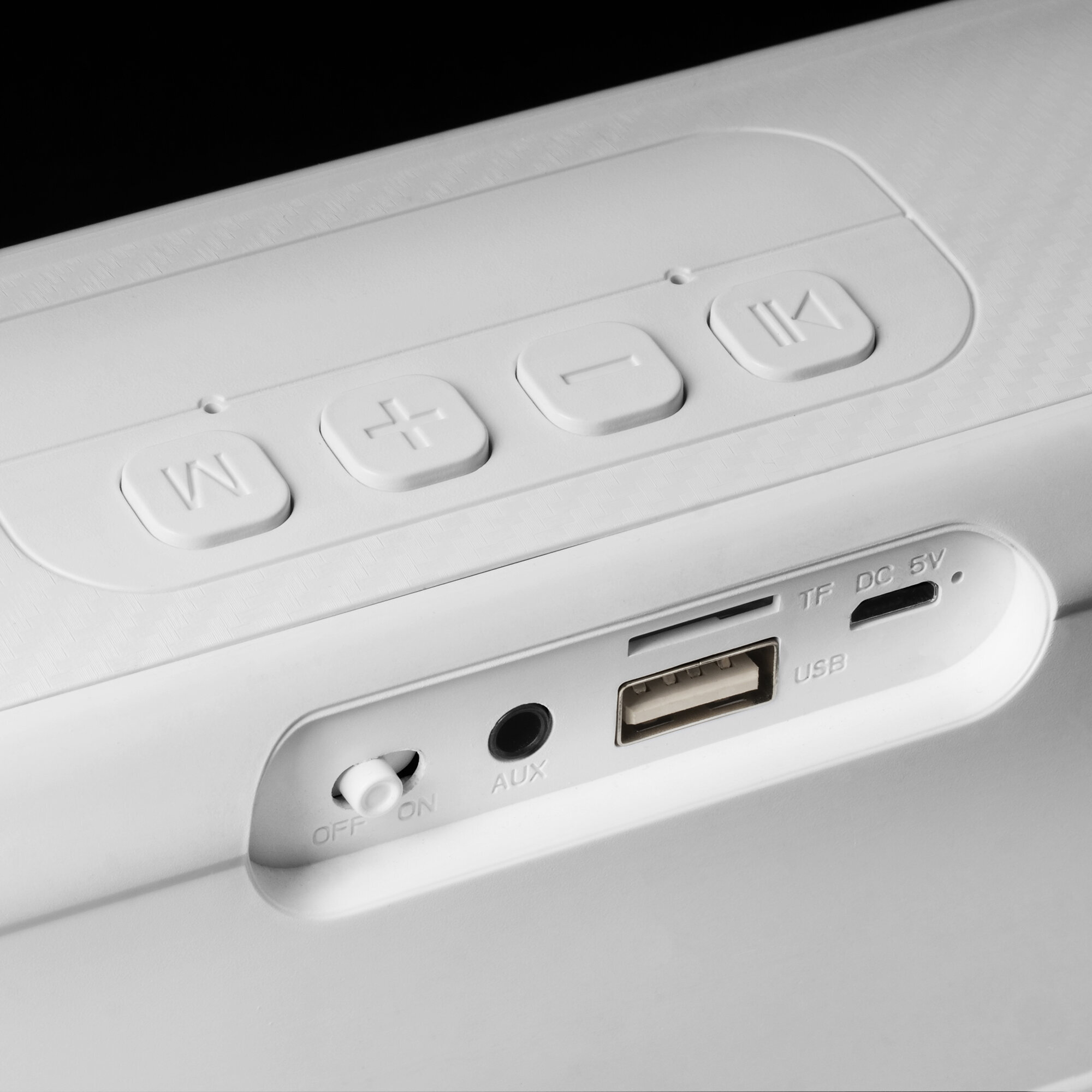 Tył białego głośnika z przyciskami i portami, ujęcie z bliska.