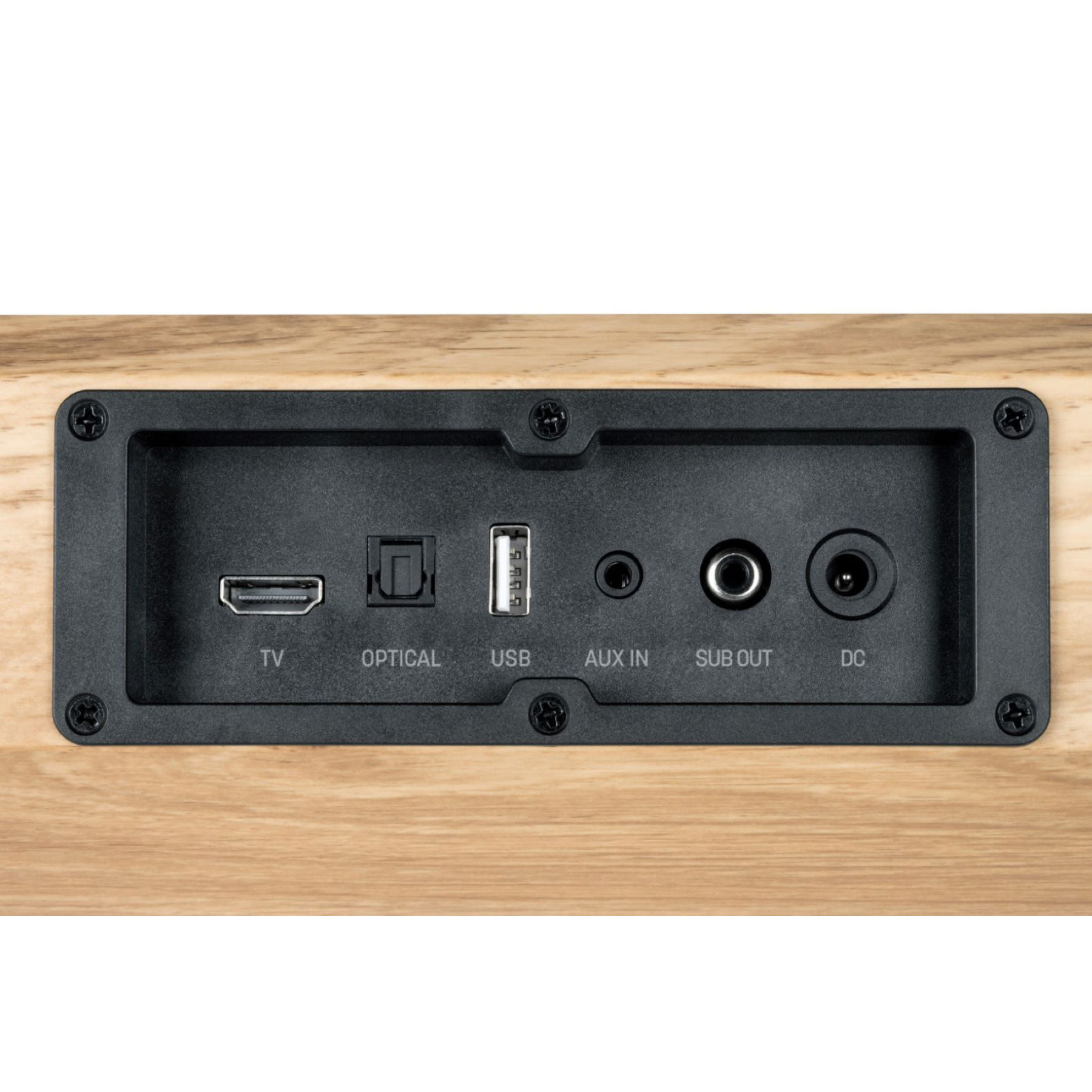 Primo piano del pannello posteriore di una soundbar in legno con porte: TV, USB, Aux, ecc.