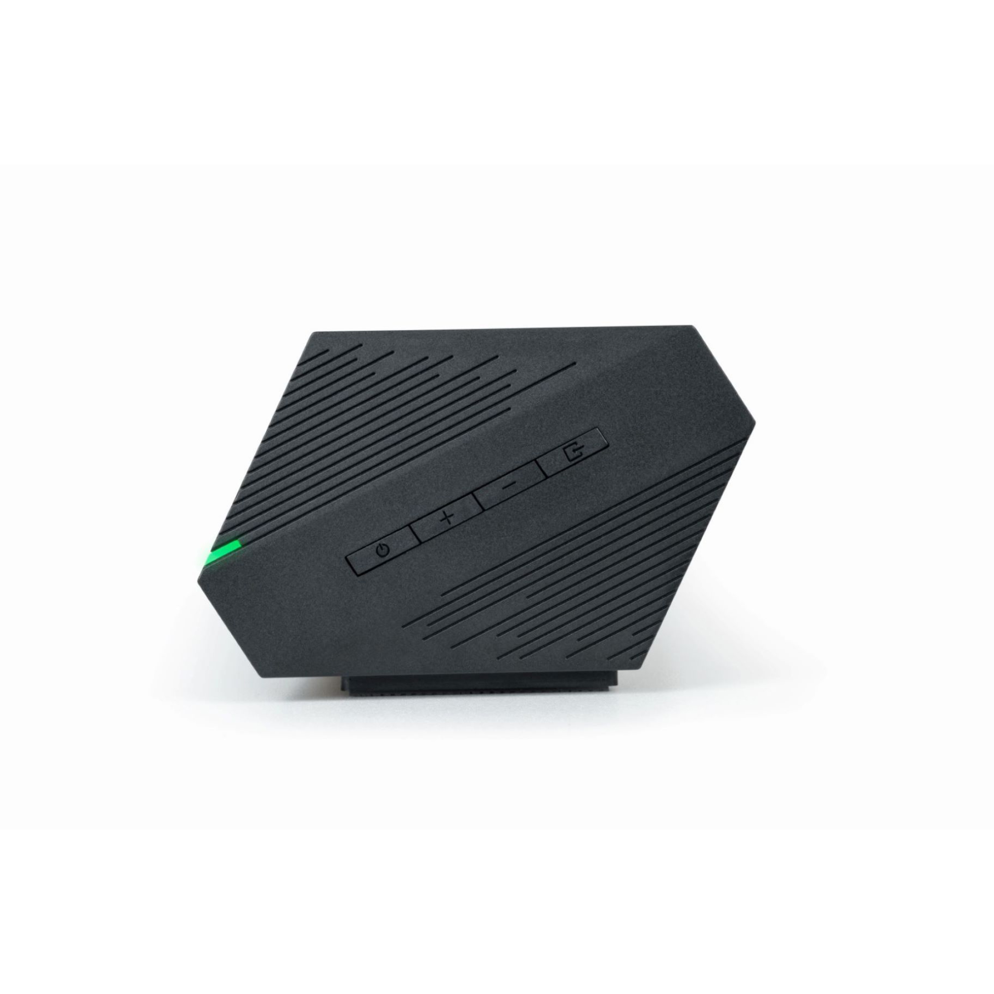 Altoparlante nero con una luce verde laterale. Ha pulsanti di controllo. Lo sfondo è bianco.