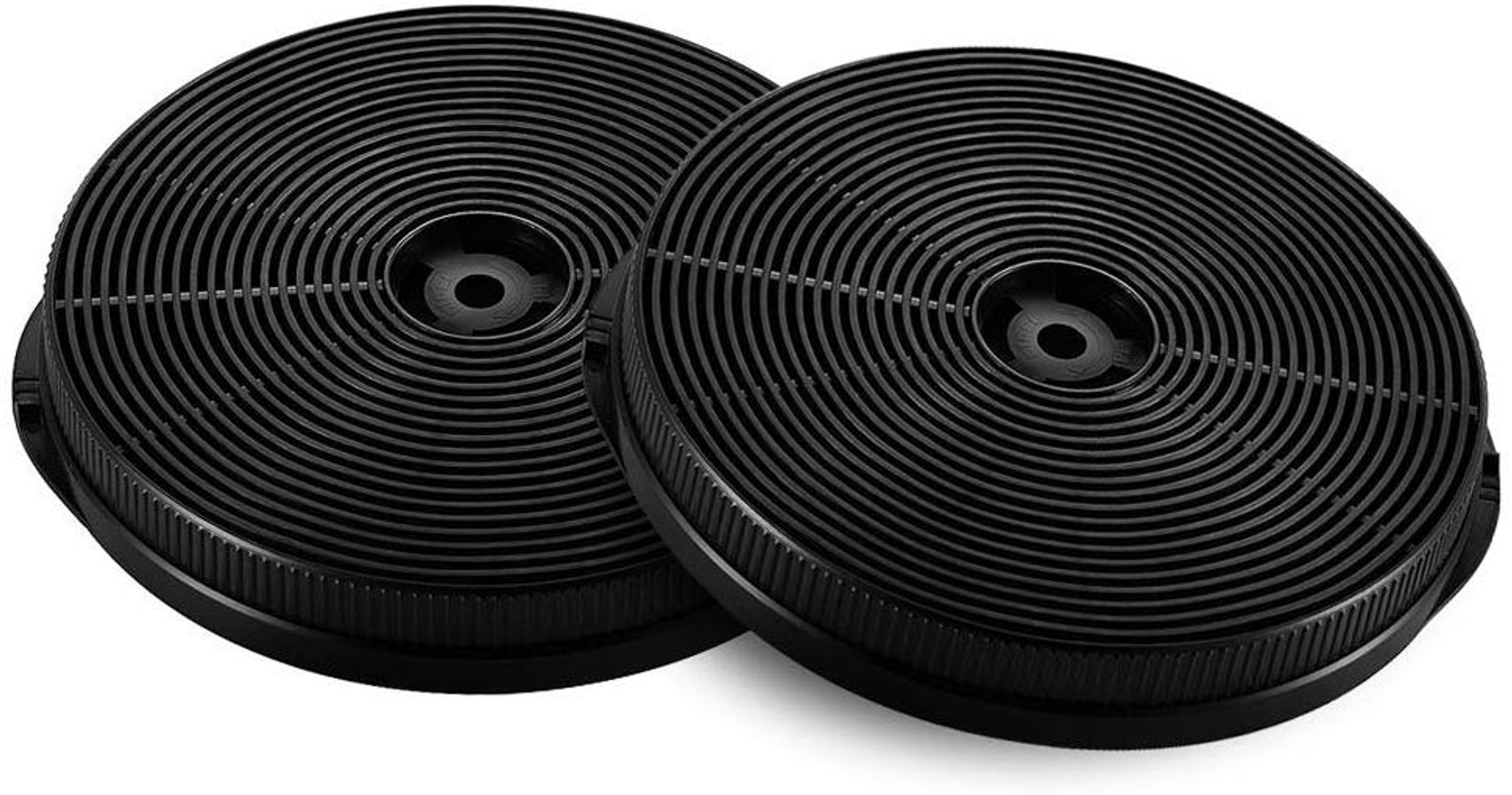 Zwei runde, schwarze Aktivkohlefilter. Kreisförmiges Design mit konzentrischen Rippen. Weißer Hintergrund.