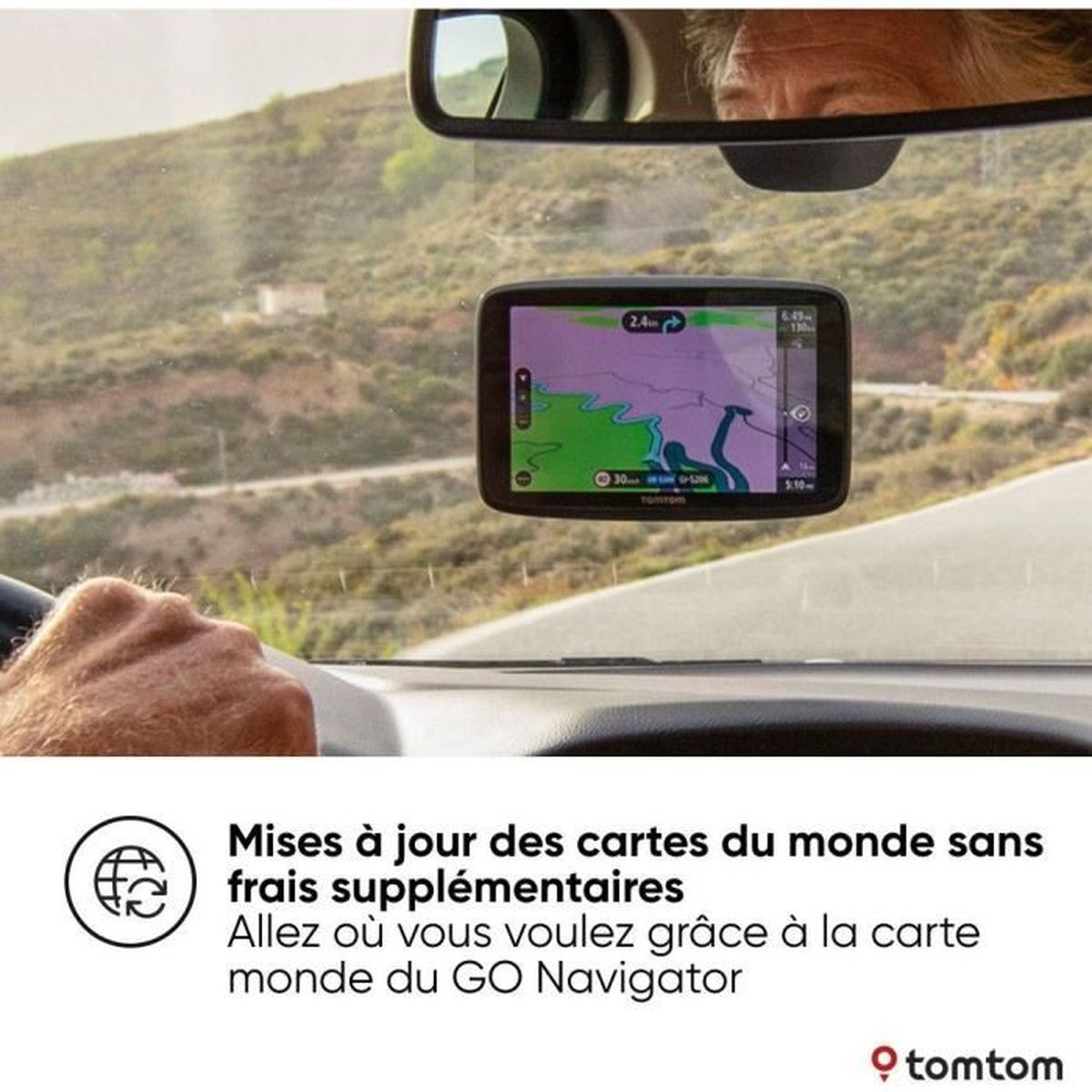 GPS-Gerät auf dem Armaturenbrett eines Autos, zeigt eine Karte. Hand sichtbar. Text unten: Karten-Updates.