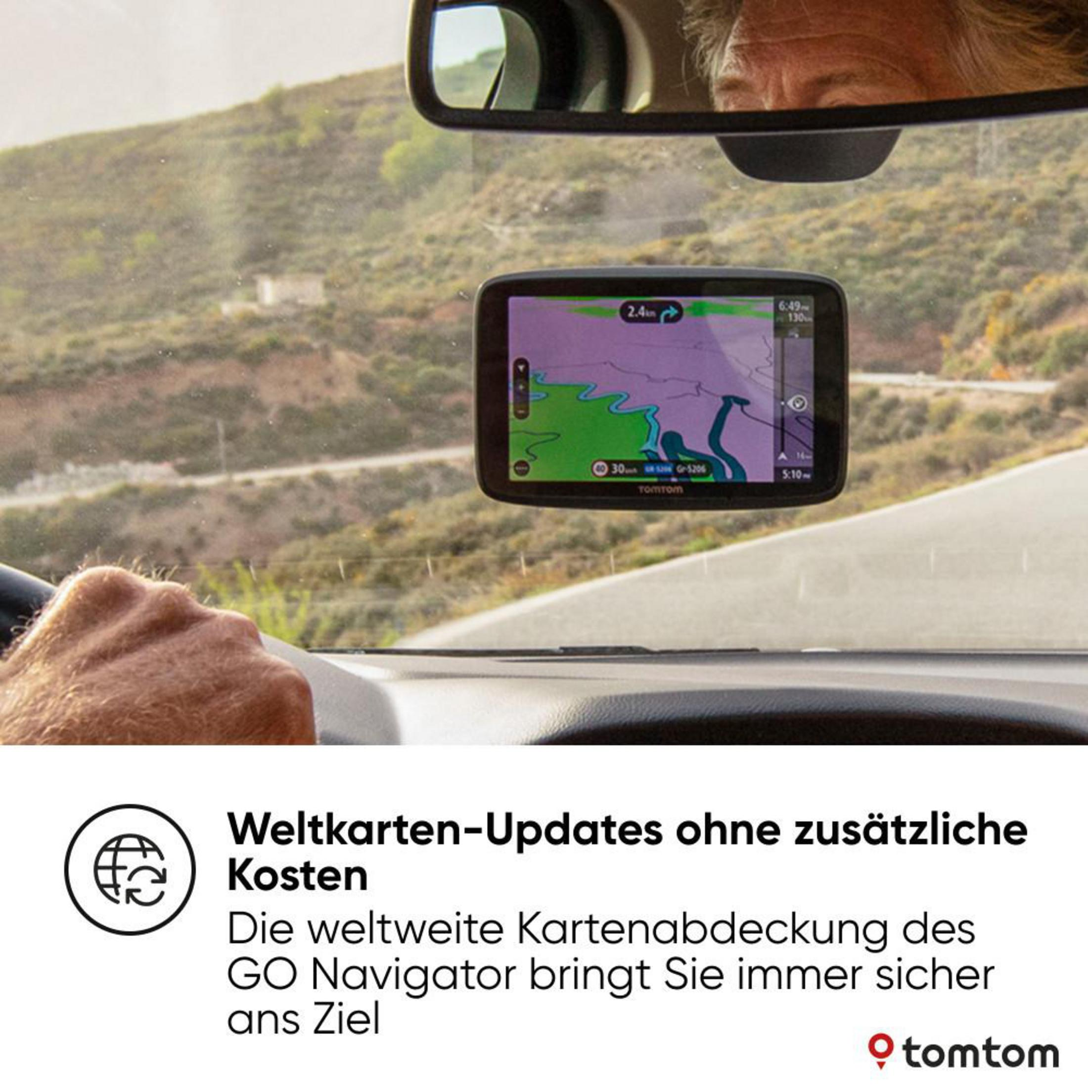 Autointerieur mit GPS-Gerät, das eine Karte und Route anzeigt. Eine Hand ist am Lenkrad.