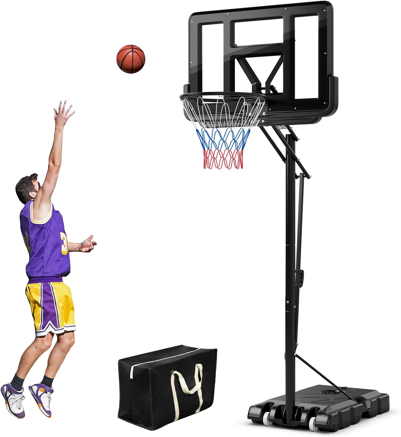 Ein Mann in einem lila Trikot wirft einen Basketball. Ein Basketballkorb, eine Tasche und ein Basketball im Bild.