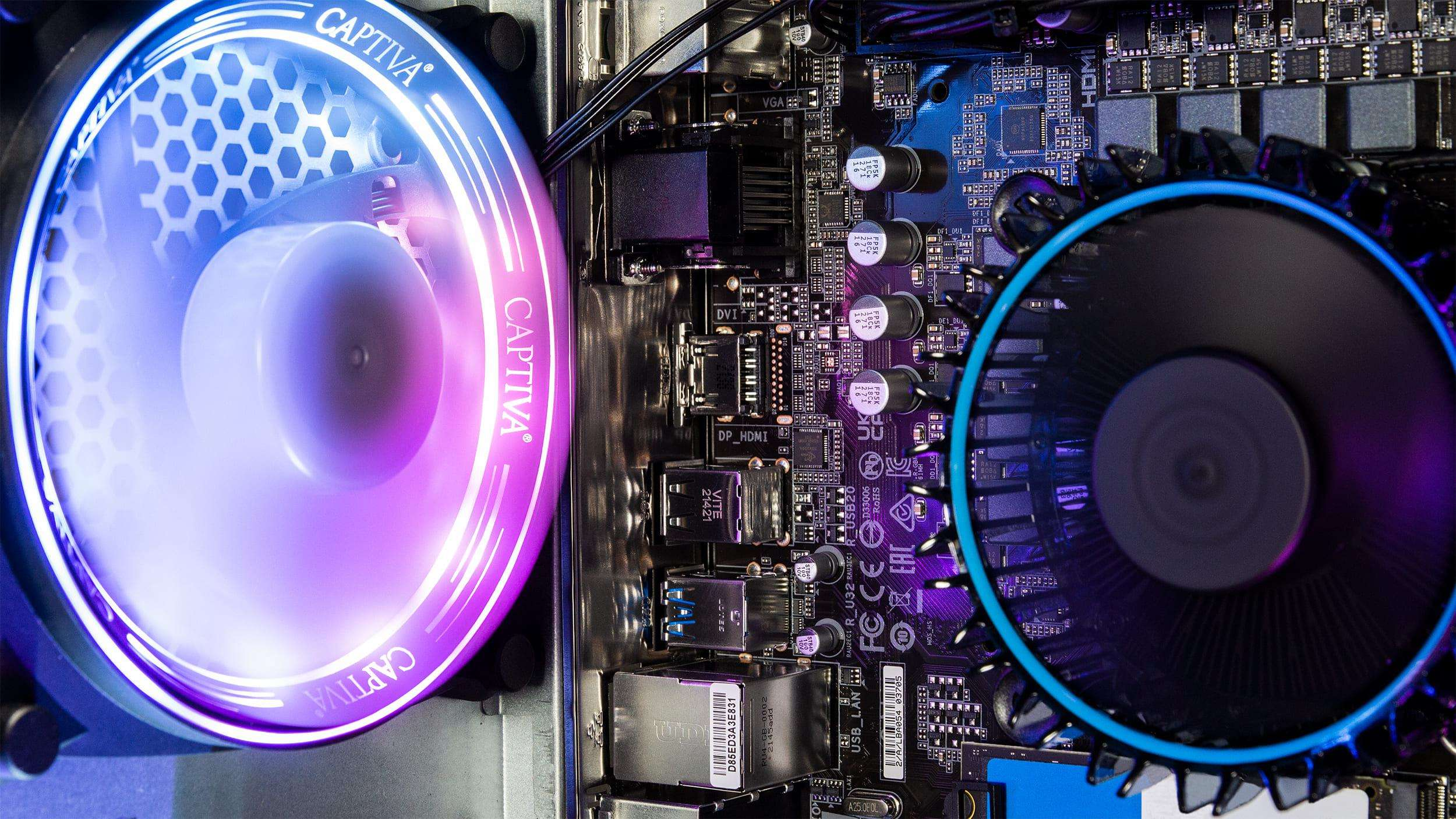 Componentes internos de una computadora, incluyendo dos ventiladores con bordes iluminados.
