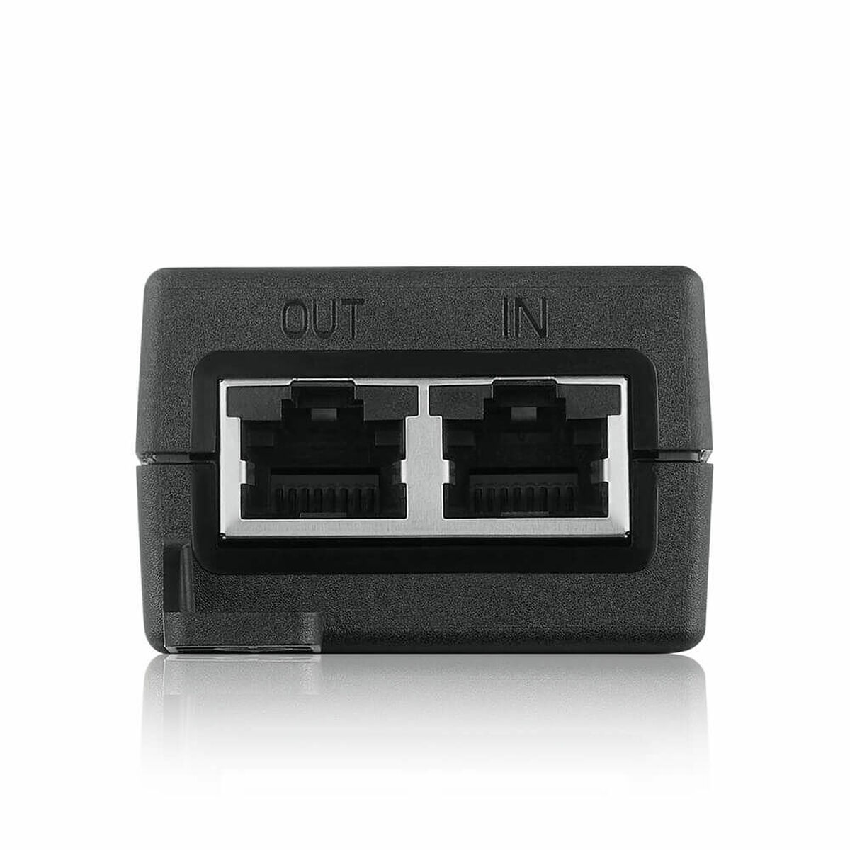 Adaptador de red negro con puertos 'OUT' e 'IN' etiquetados y reflejo sobre superficie blanca.