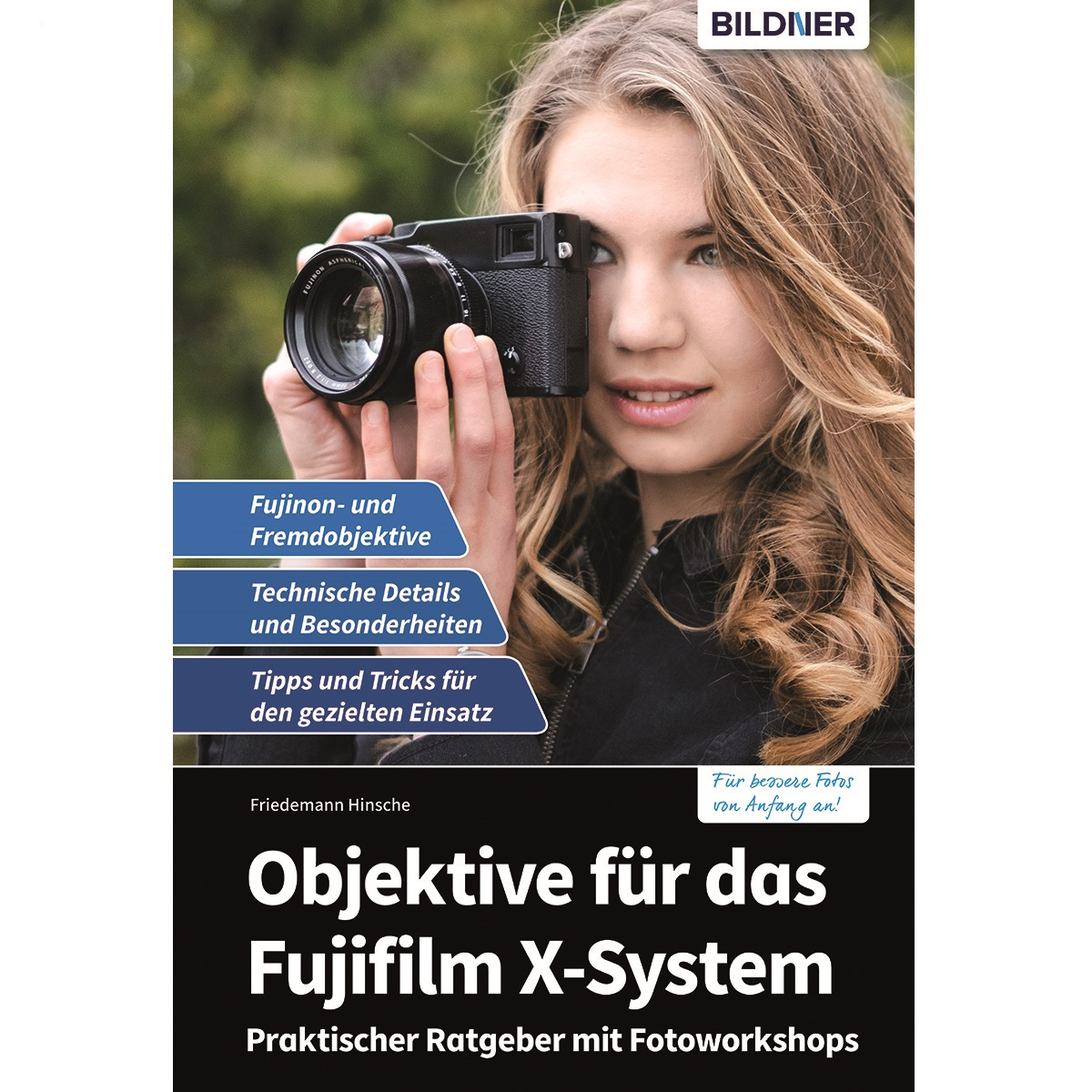 Frau hält eine Kamera. Buchcover mit dem Titel 'Objektive für das Fujifilm X-System' im Vordergrund.