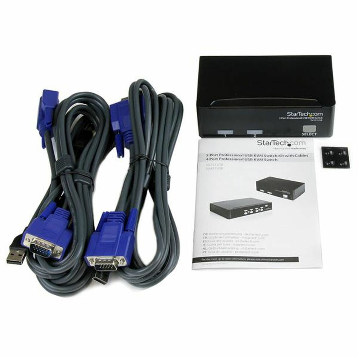Ein schwarzer KVM-Switch mit Kabeln, einer Fernbedienung und einem Handbuch auf weißem Untergrund.