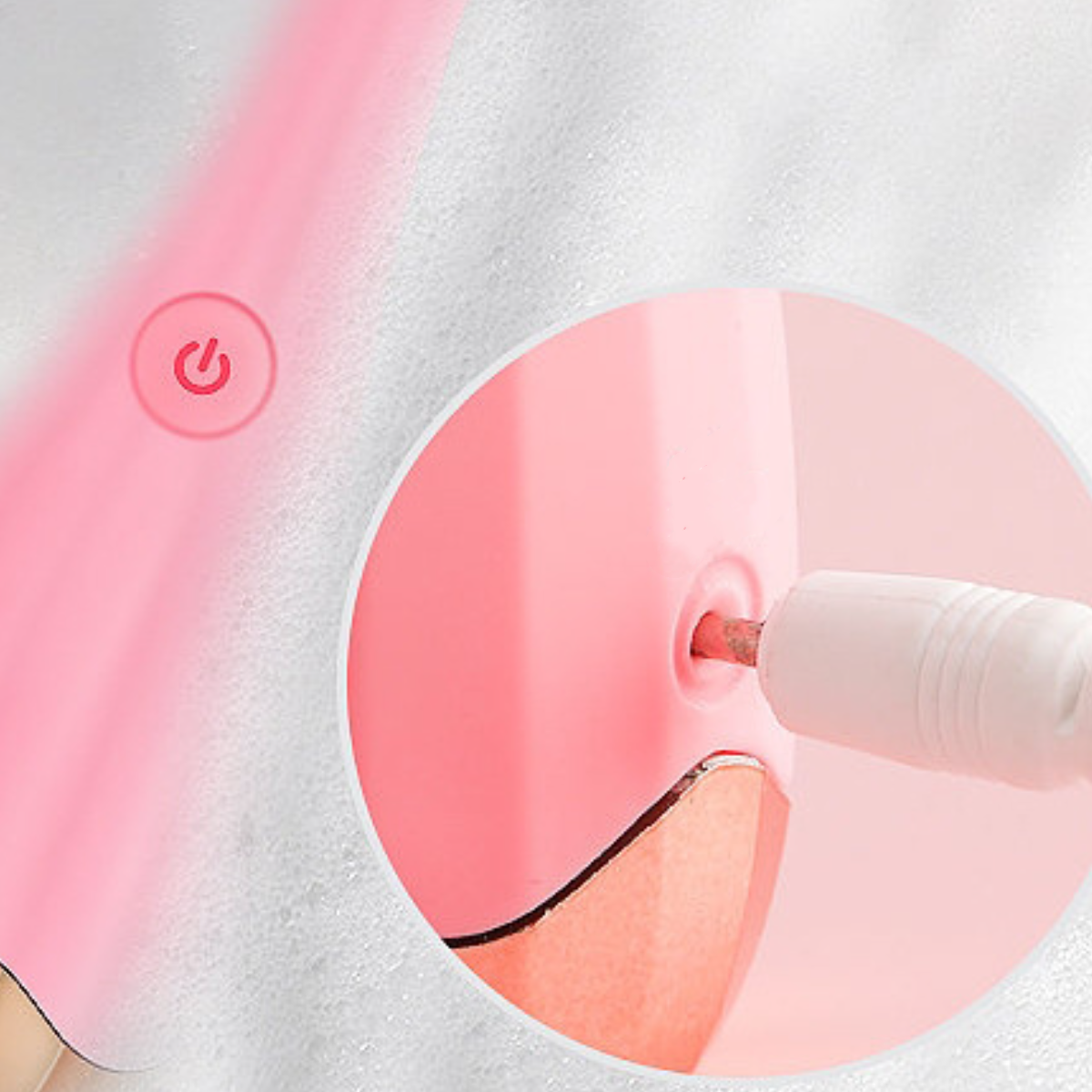 Nahaufnahme eines rosa Geräts mit Ladeanschluss. Ein weißes Kabel ist eingesteckt und betriebsbereit.
