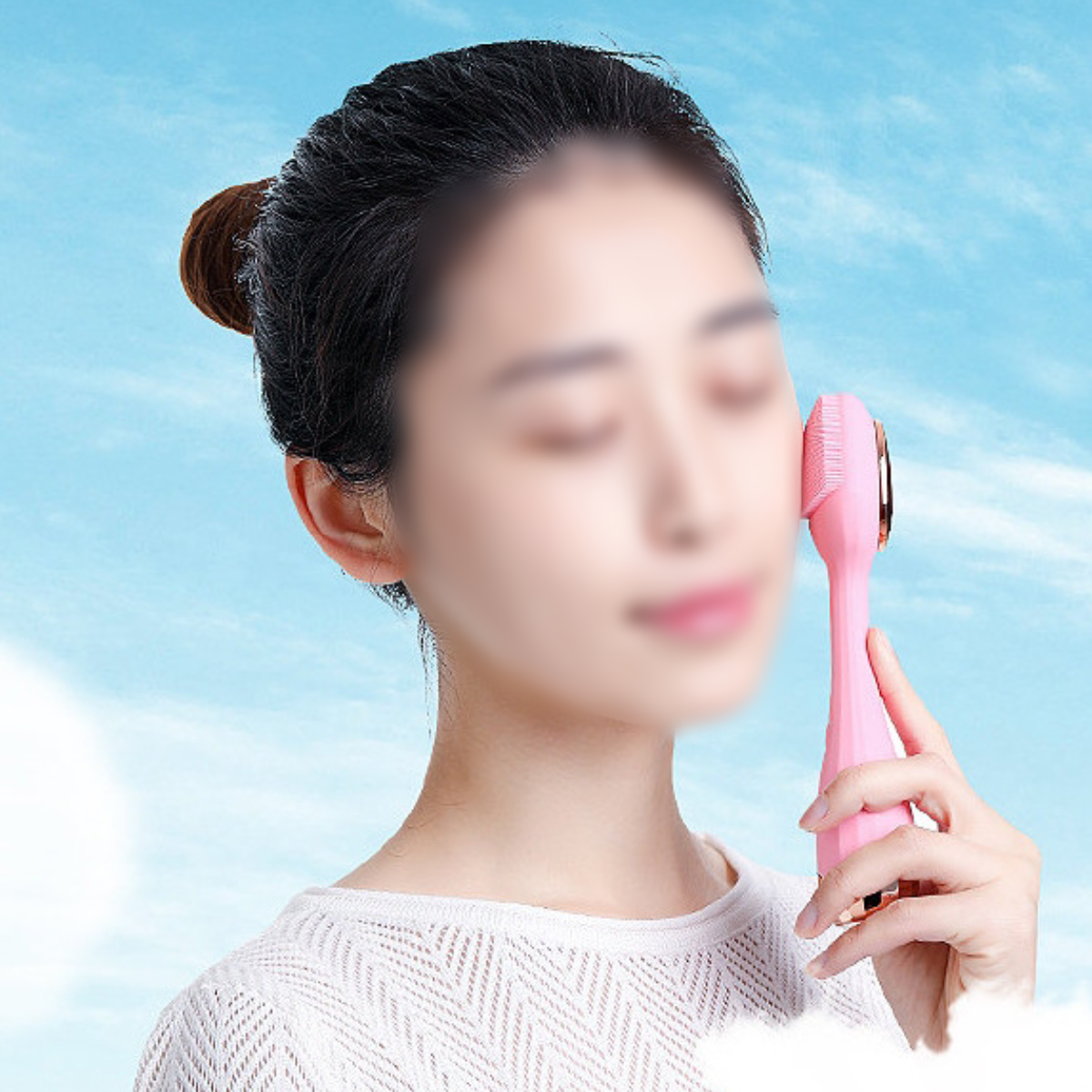 Eine Frau benutzt eine rosa Gesichtsreinigungsbürste. Ihr Gesicht ist unscharf.
