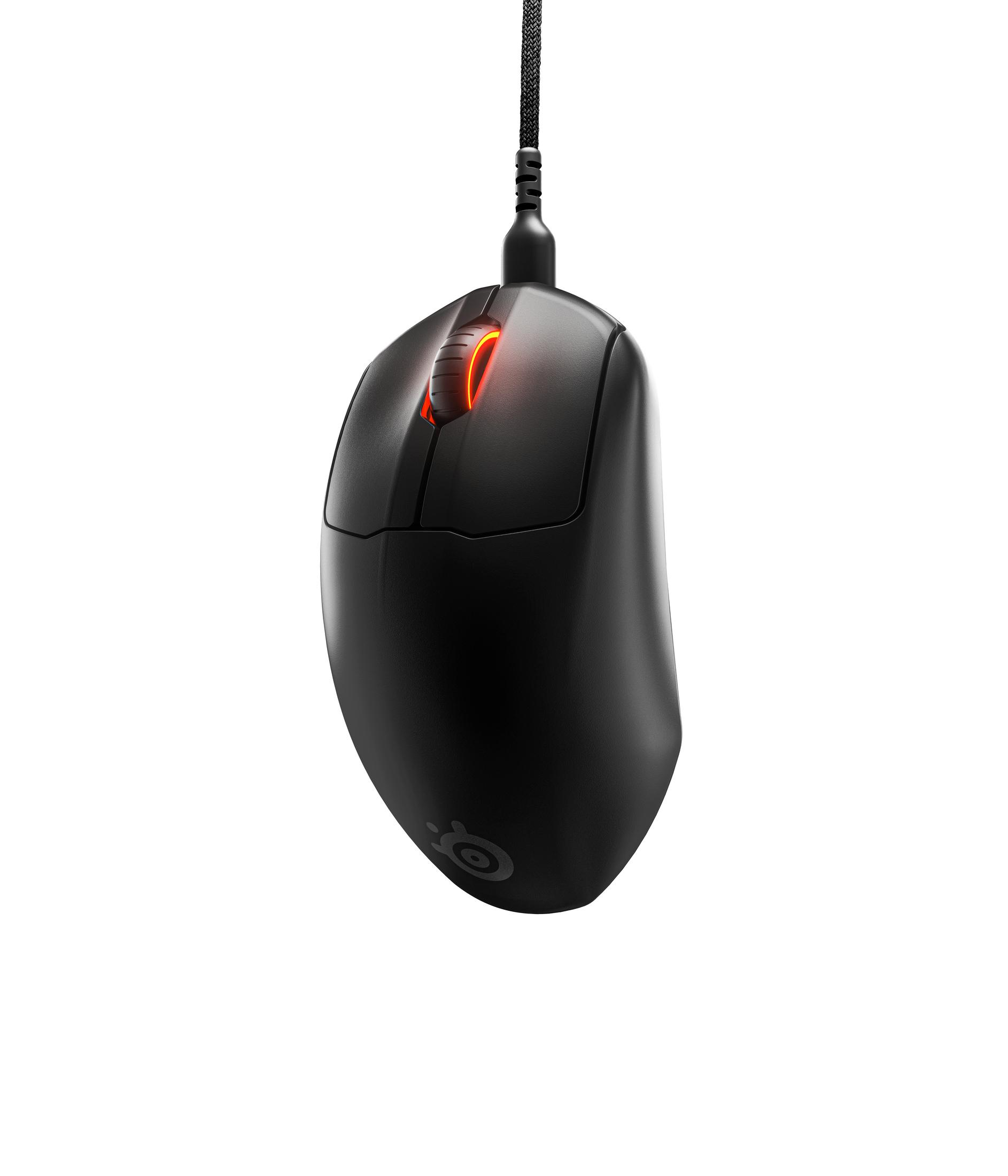 Schwarze Gaming-Maus mit rotem Licht oben, an einem schwarzen Kabel vor weißem Hintergrund aufgehängt.