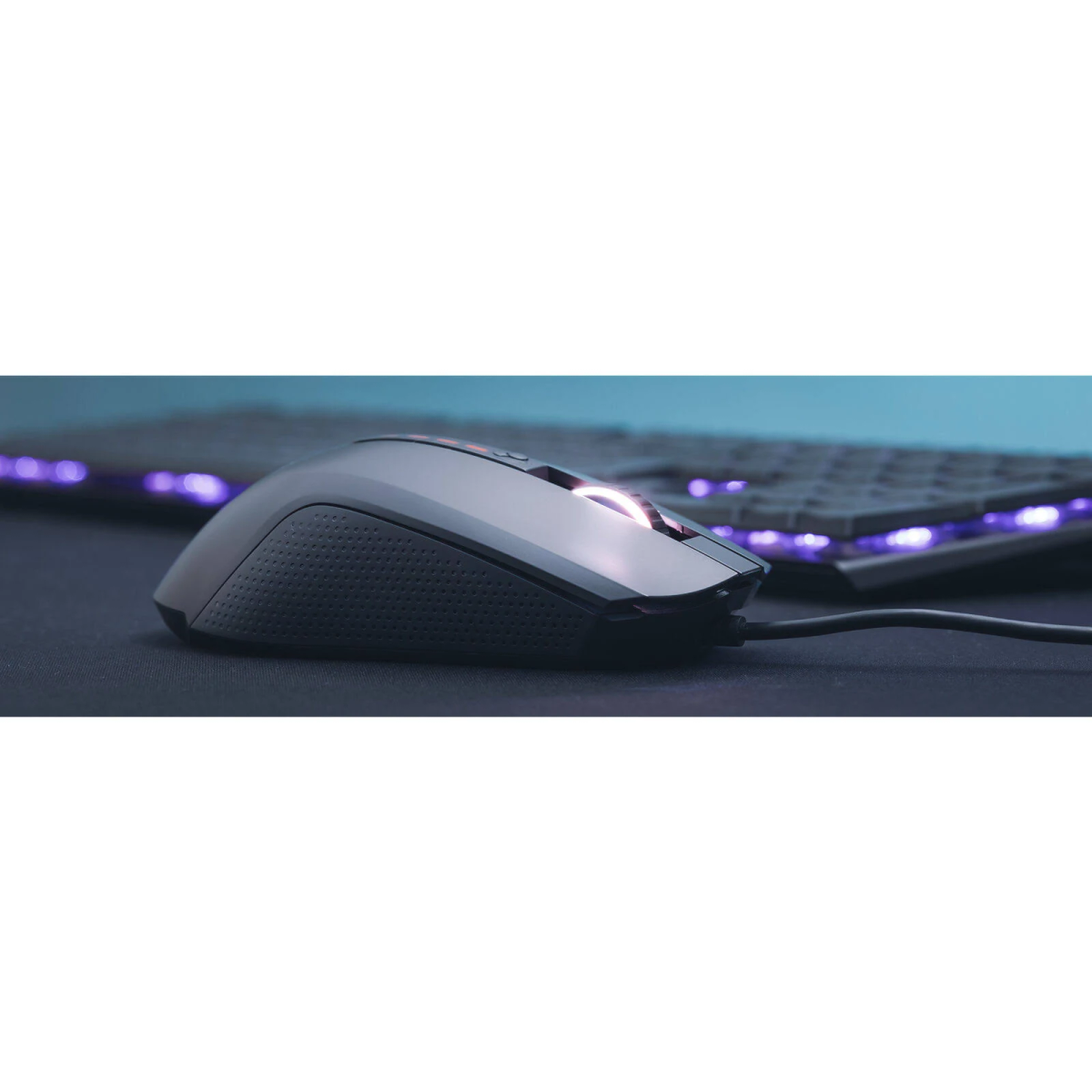 Primo piano di un mouse da gioco nero. Il mouse è su un tappetino nero, illuminato da luci viola.