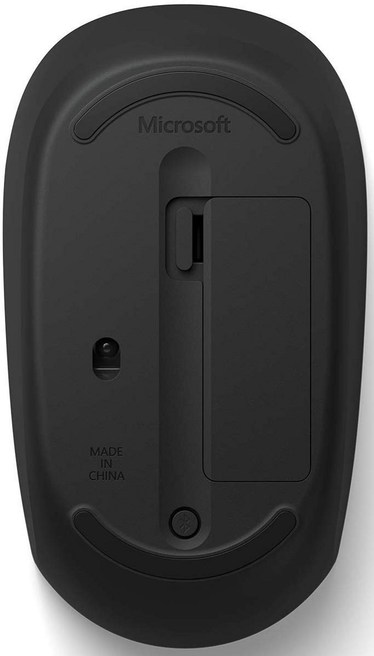 Spód czarnej myszy Microsoft. Pokazuje komorę baterii i markę.