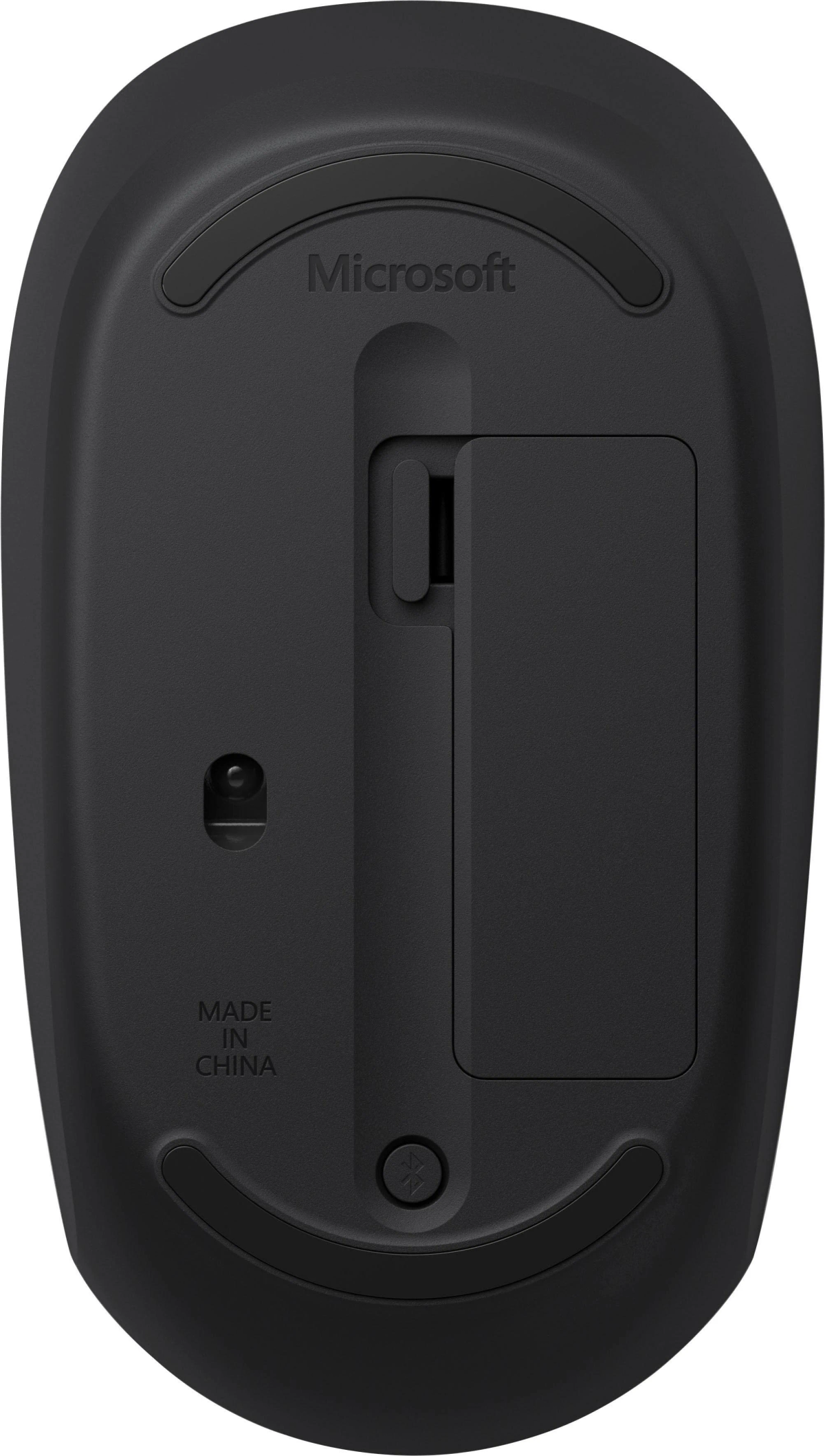 Czarny spód myszy z logo Microsoft, przegródką na baterie i napisem 'Made in China'.
