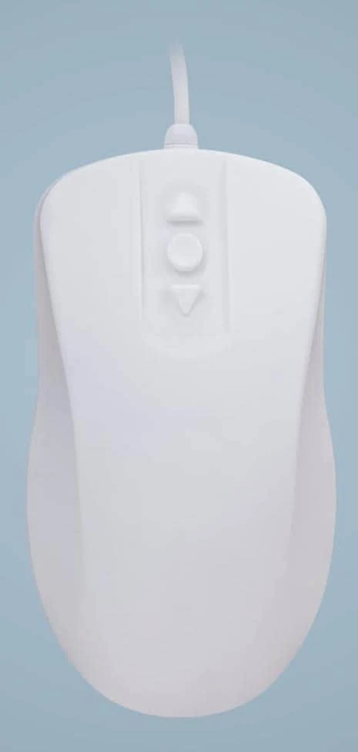 Weiße Computermaus auf blauem Hintergrund mit Scrolltasten und Kabel.