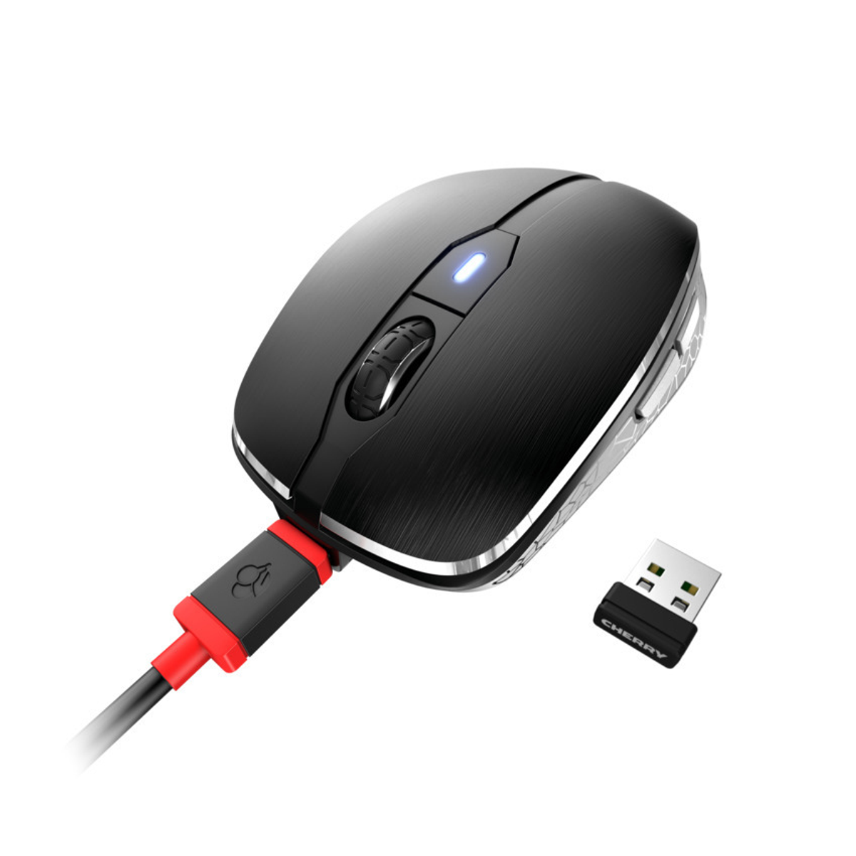 Een zwarte en zilveren muis met een rood-zwarte USB-kabel en een USB-dongle ligt op een wit oppervlak.