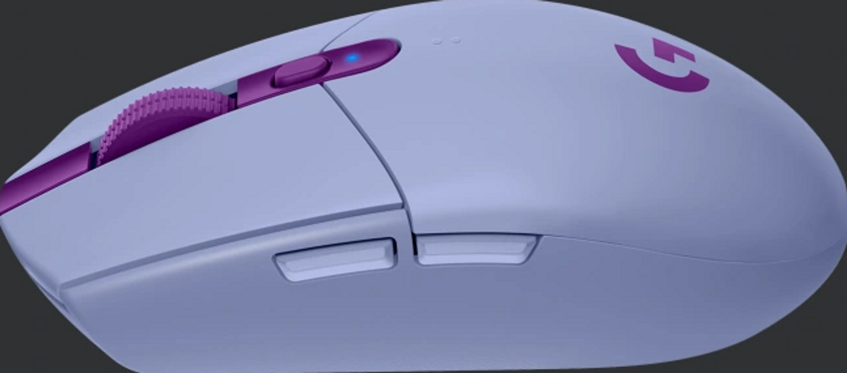 Fioletowa i szara mysz gamingowa z kółkiem przewijania i bocznymi przyciskami, na ciemnym tle.