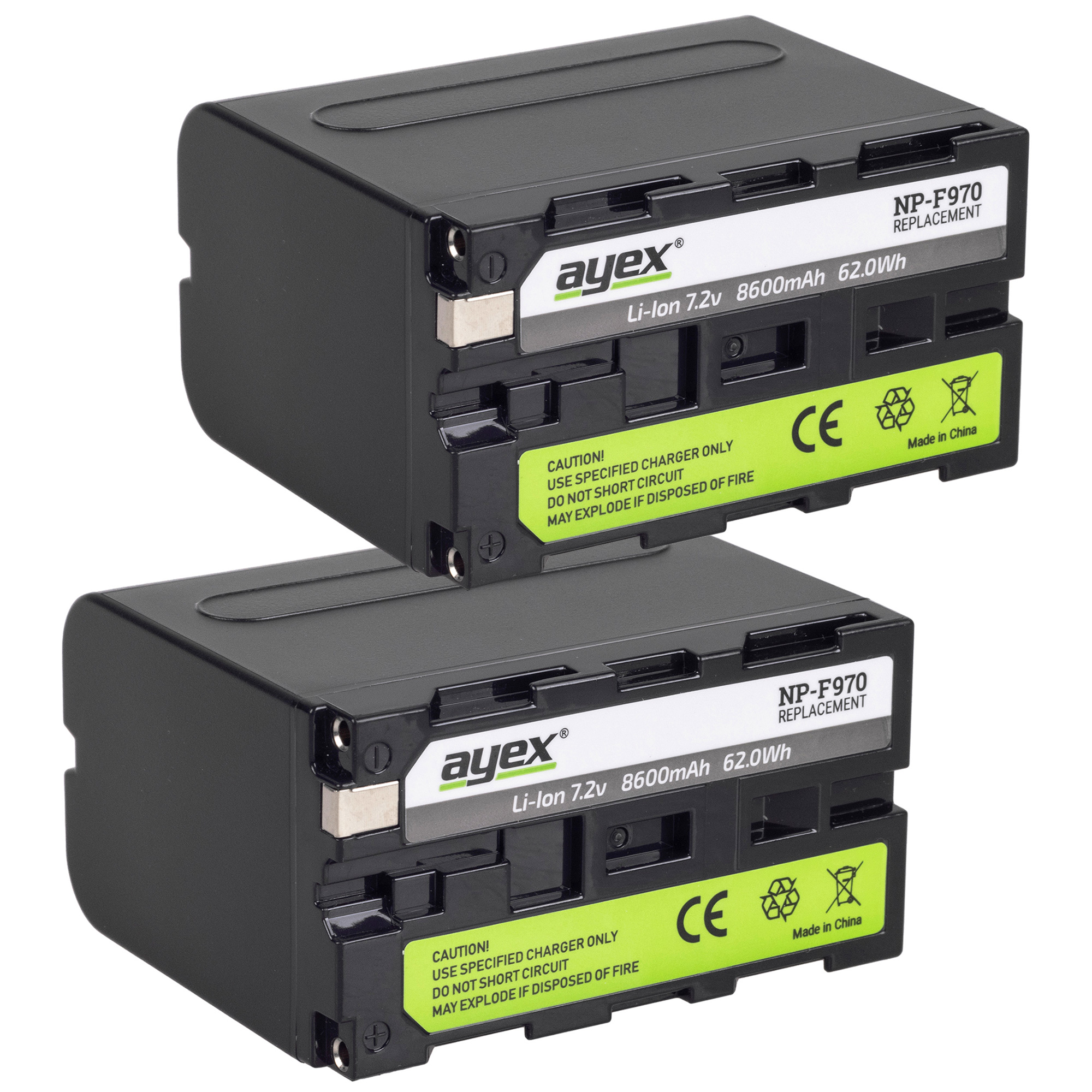 Zwei schwarze, rechteckige ayex NP-F970 Ersatzbatterien. Sie haben Warnhinweise und grüne Akzente.