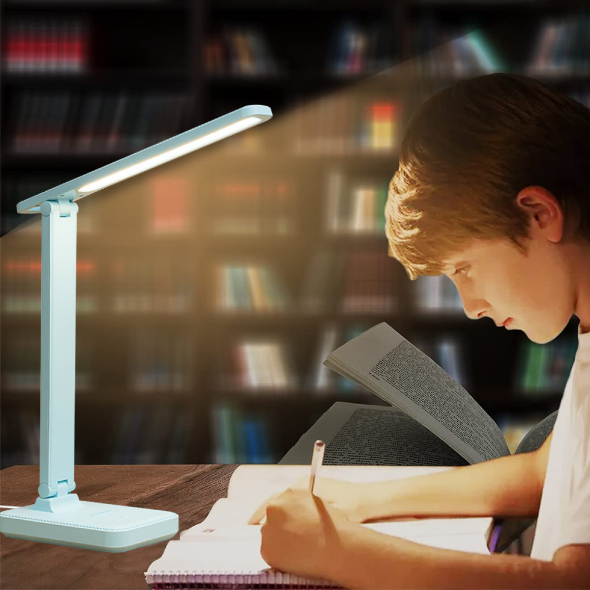 Eine blaue Schreibtischlampe beleuchtet ein Buch und einen Jungen beim Schreiben.