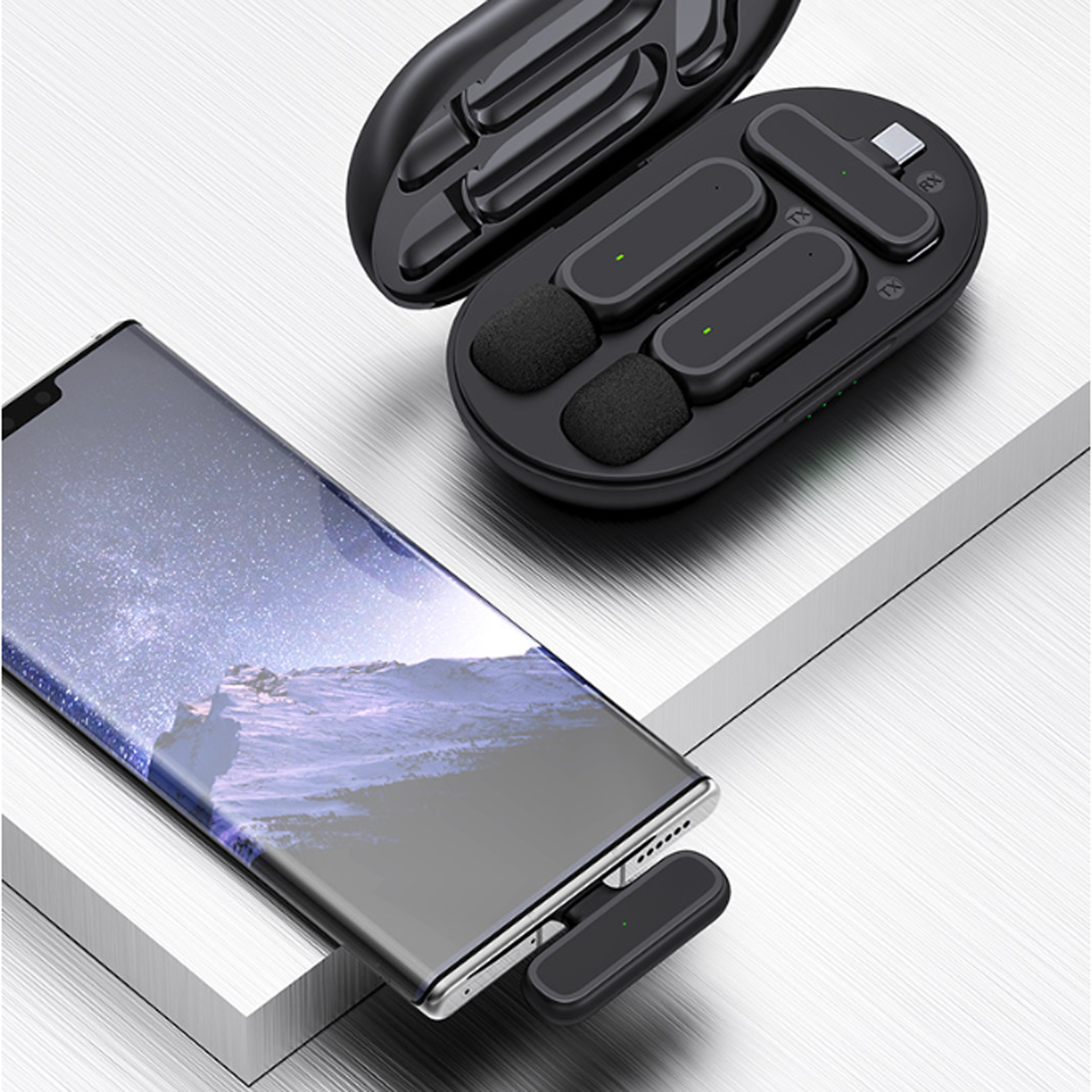 Kabellose Mikrofone mit angeschlossenem Telefon auf weißer Oberfläche.