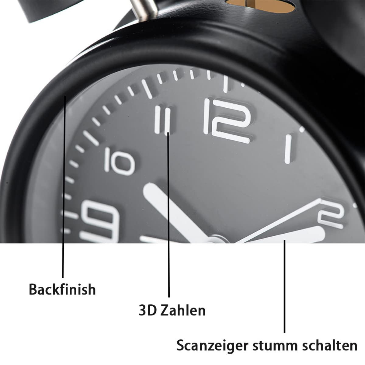 Nahaufnahme eines schwarzen Weckers. Das Zifferblatt zeigt die Uhrzeit, und Beschriftungen markieren 'Backfinish', '3D Zahlen'.