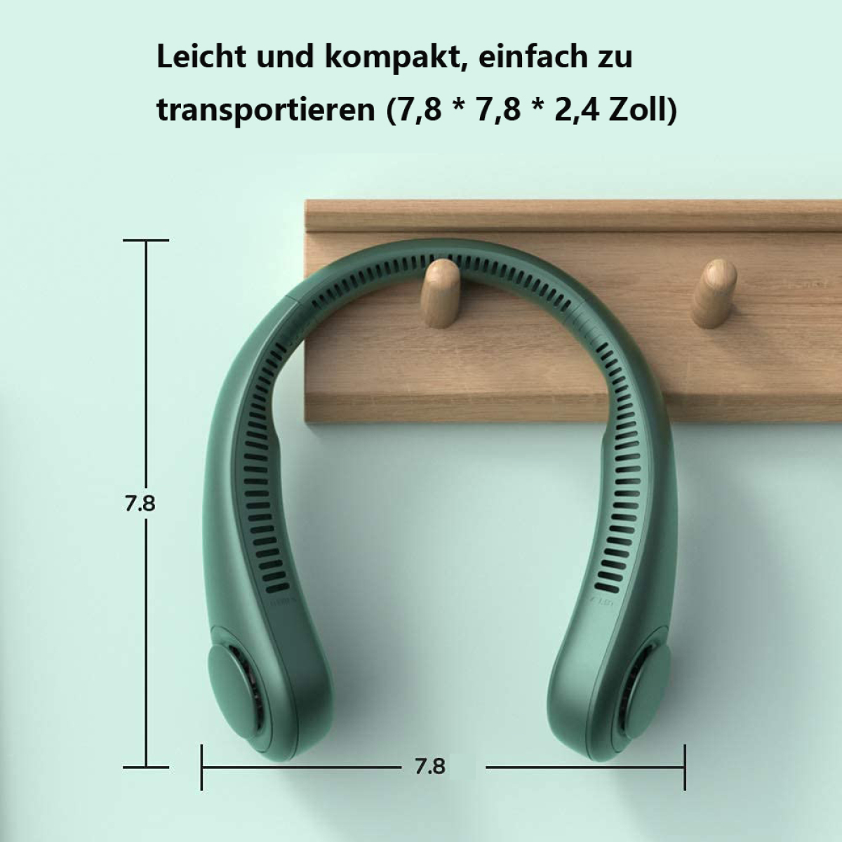 Ein grüner Nackenventilator, an einem Holzregal hängend. Abmessungen 7,8x7,8x2,4 Zoll.