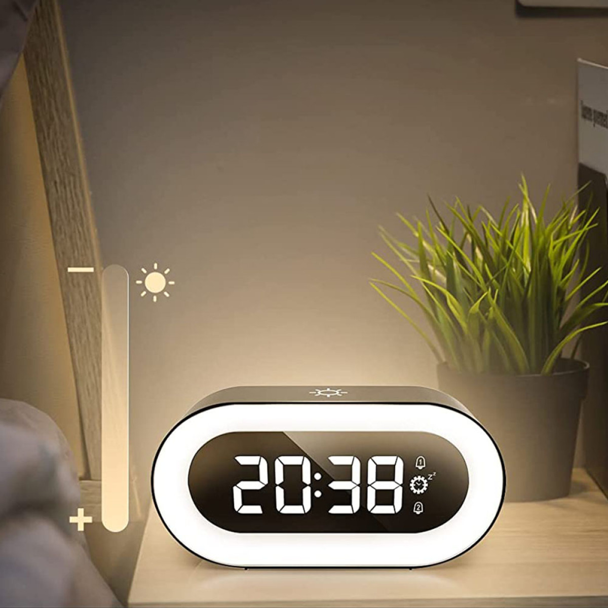 Digitaler Wecker mit der Zeit 20:38, mit Helligkeitstasten und einer Pflanze.