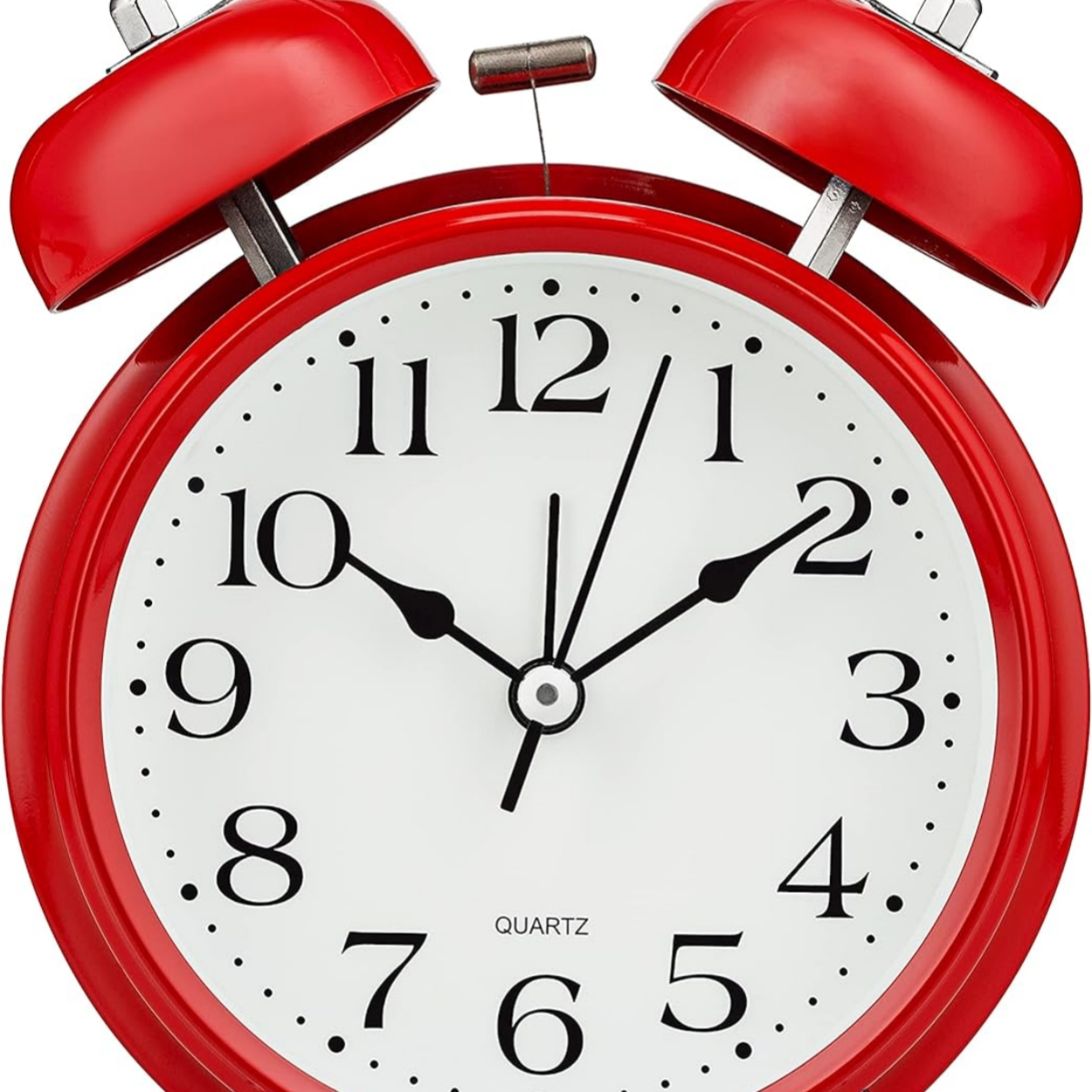 Roter Wecker, weißes Zifferblatt, schwarze Zeiger. Zeigt ca. 10:10 Uhr an. Zwei Glocken oben, weißer Hintergrund.