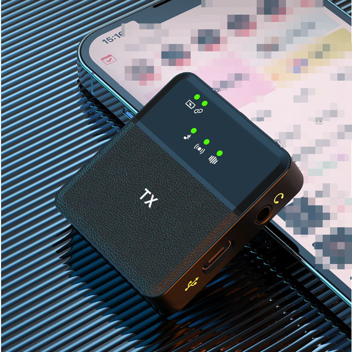 Schwarzes Audio-Sendergerät auf einem Telefon, mit Lichtern und Anschlussports.