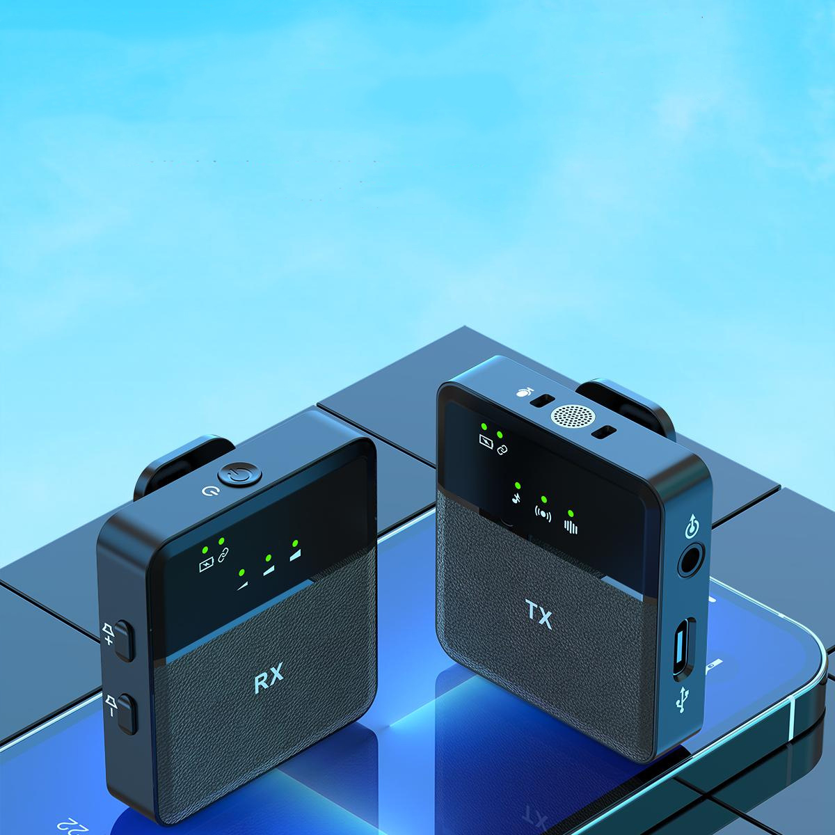 Zwei schwarze drahtlose Mikrofone. Eines mit RX, das andere mit TX beschriftet, beide liegen auf einem Telefon.