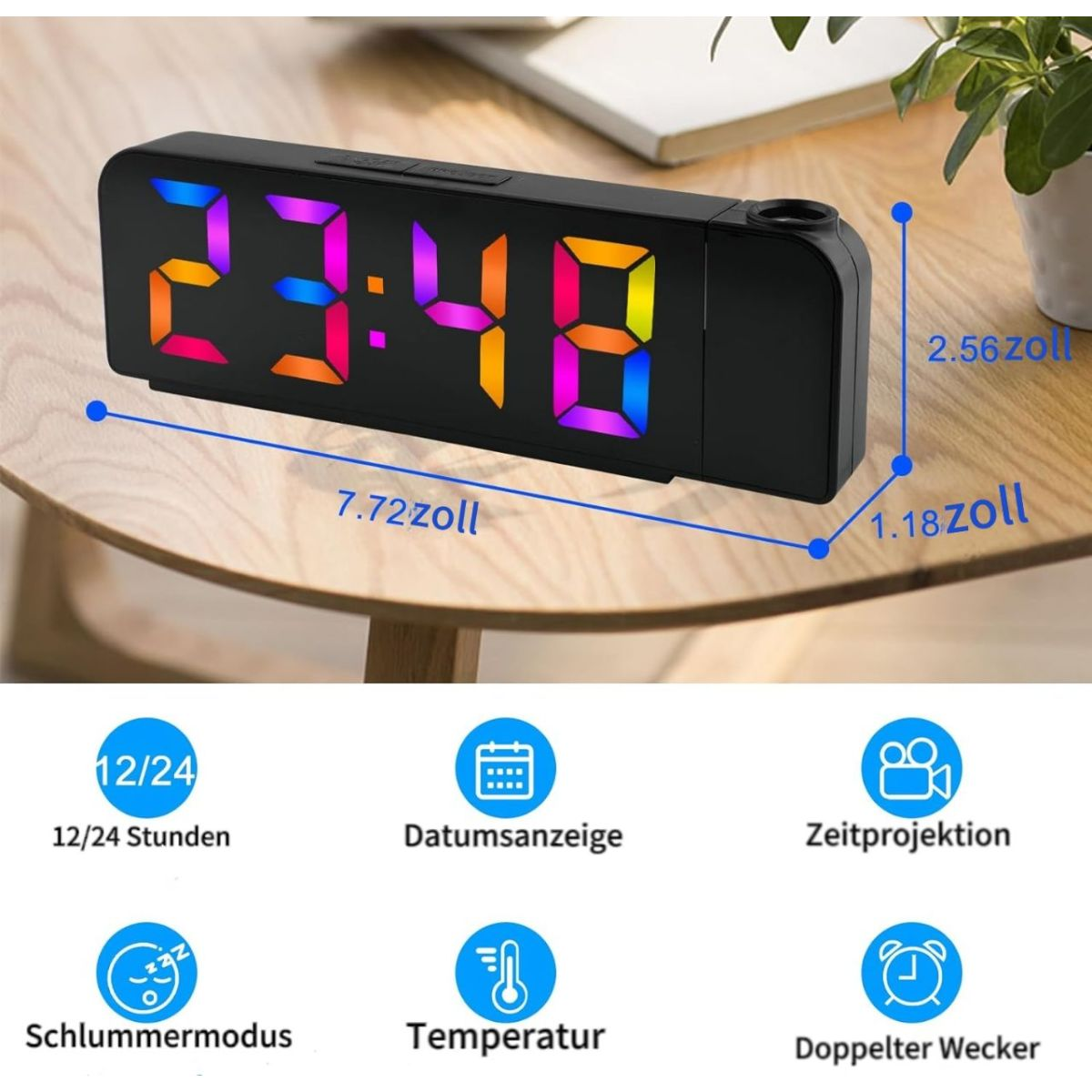 Schwarzer digitaler Wecker mit großen, farbigen Ziffern, der Zeit und Abmessungen auf einem Holztisch anzeigt.