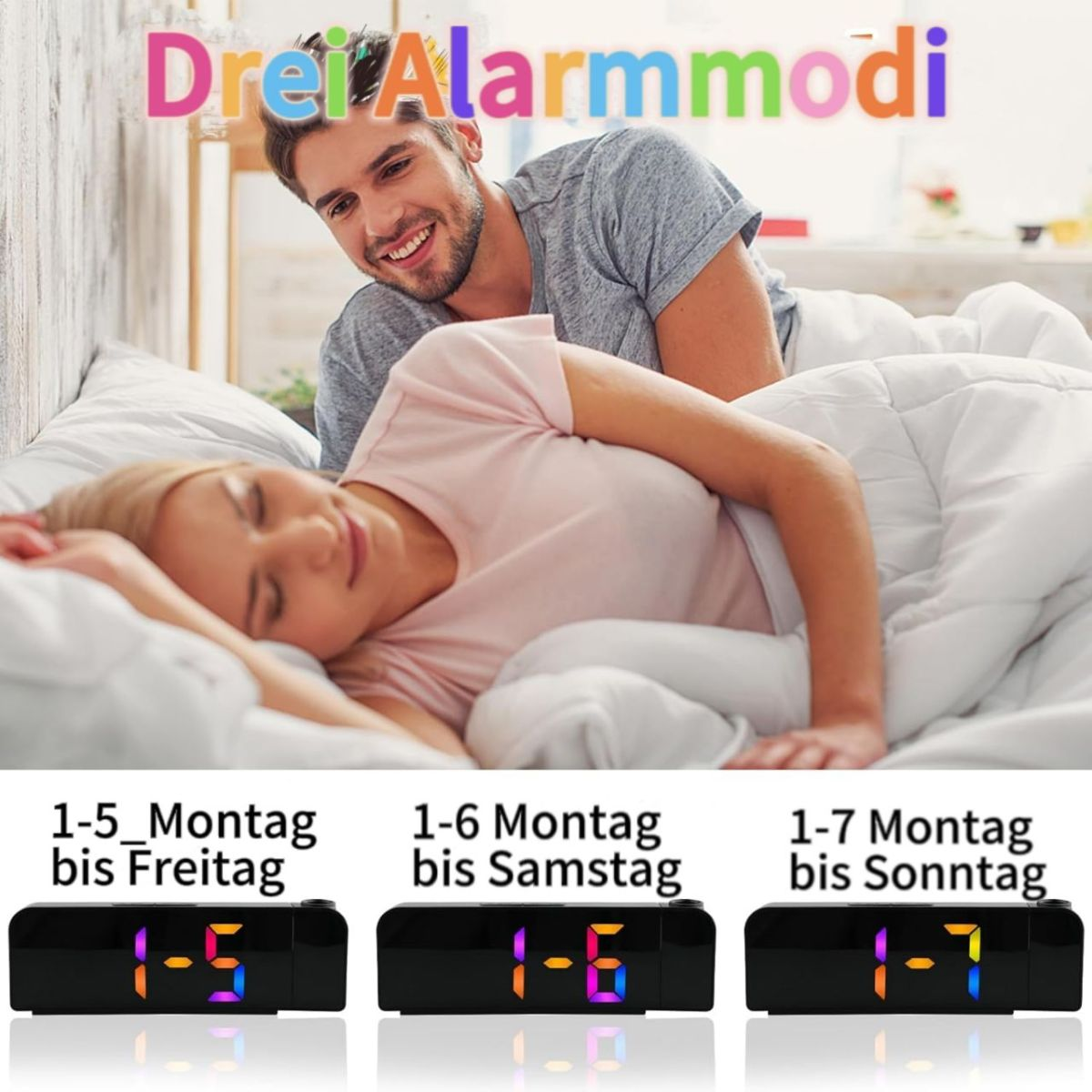 Ein Paar im Bett, der Mann lächelt die schlafende Frau an. Wecker unten.