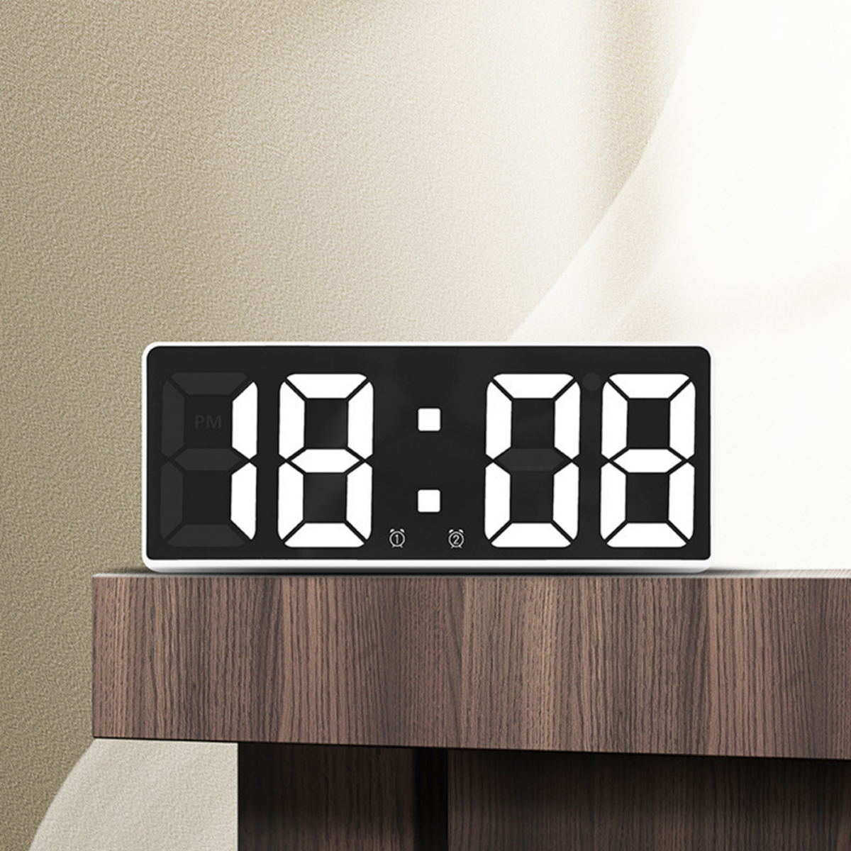 Ein digitaler Wecker, der 22:08 Uhr anzeigt, auf einem hölzernen Nachttisch stehend.