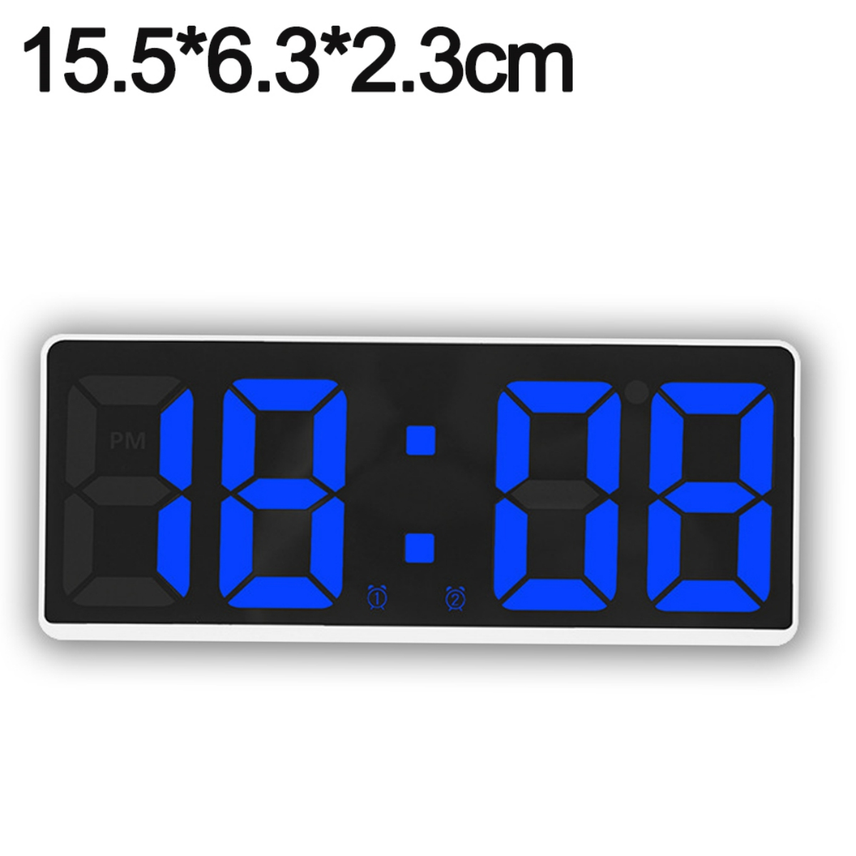 Digitaluhr zeigt 18:08 PM an. Blaue Ziffern auf schwarzem Hintergrund, weißer Rahmen.