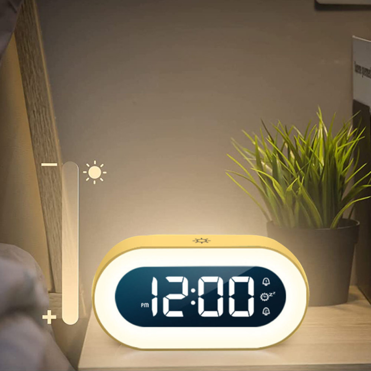 Gelber digitaler Wecker mit Anzeige 12:00 PM, neben Pflanze und Helligkeitseinsteller.