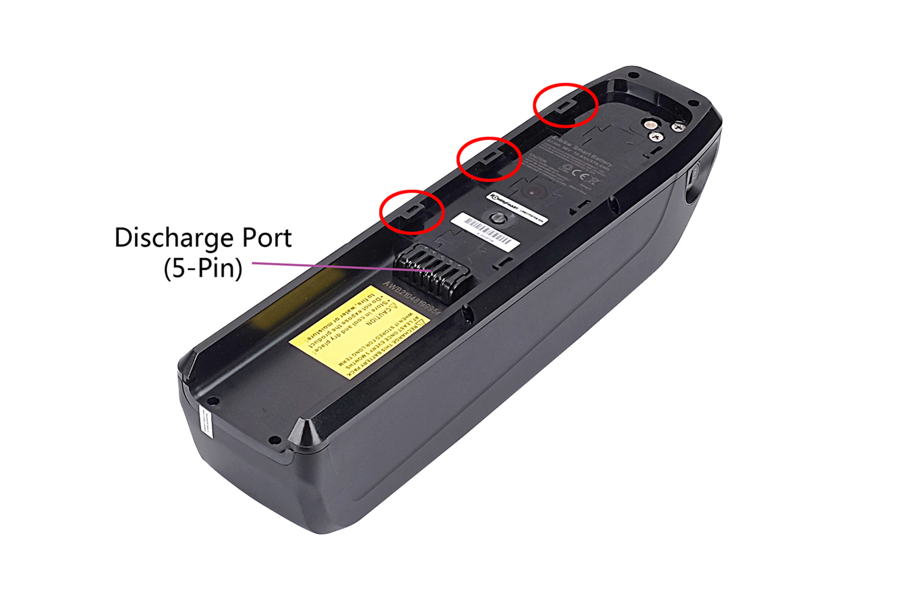 Ein abgewinkelter schwarzer Akku mit drei rot umkreisten Anschlüssen mit der Aufschrift „Discharge Port (5-Pin)“.