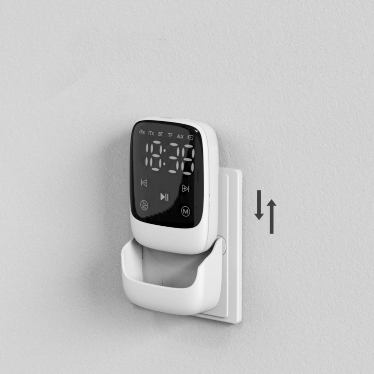 Digitaluhr an der Wand. Zeigt die Zeit an. Es hat Knöpfe und ein kleines Fach darunter.