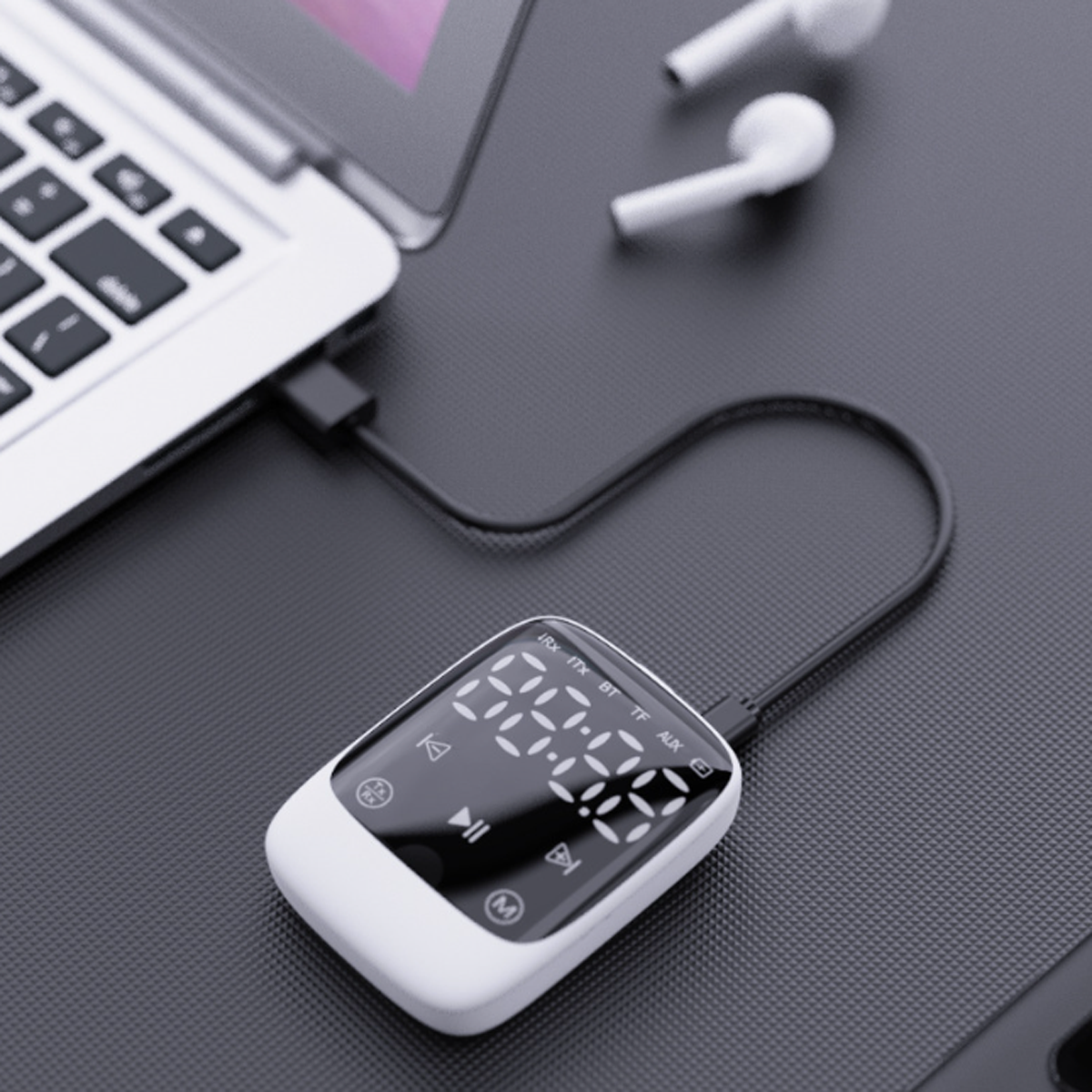 Ein weißes und schwarzes digitales Gerät mit der Anzeige 00:00, verbunden mit einem Laptop über ein USB-Kabel.