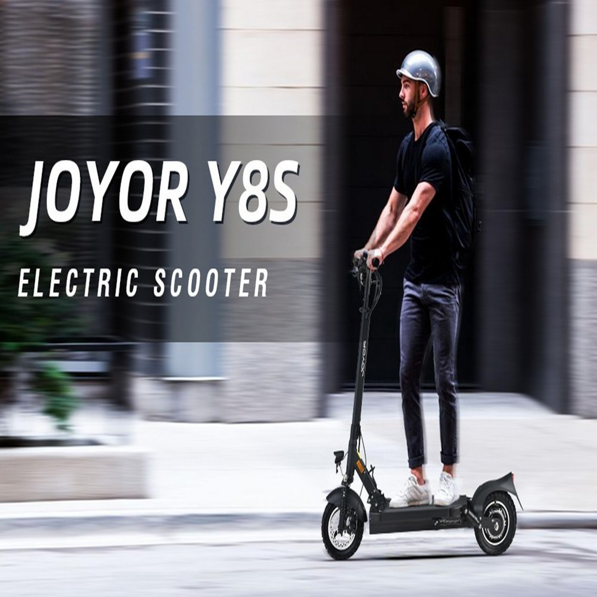 Mann fährt Elektroroller auf einer Straße. Titel: JOYOR Y8S ELEKTROROLLER.