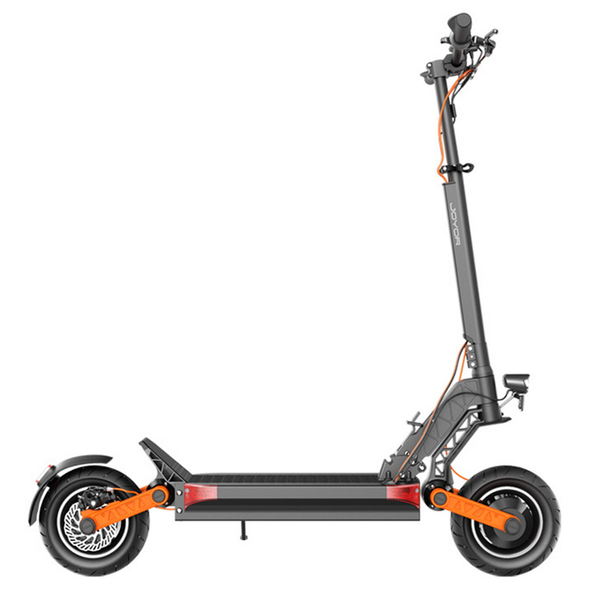 Scooter, corpo nero e grigio con accenti arancioni, sfondo bianco.