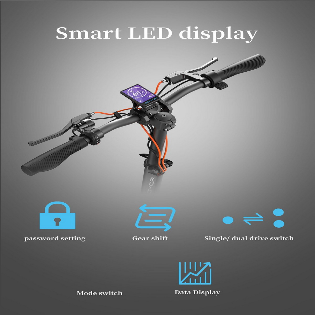 Manubrio di scooter elettrico con display digitale e opzioni di controllo. Sfondo grigio.