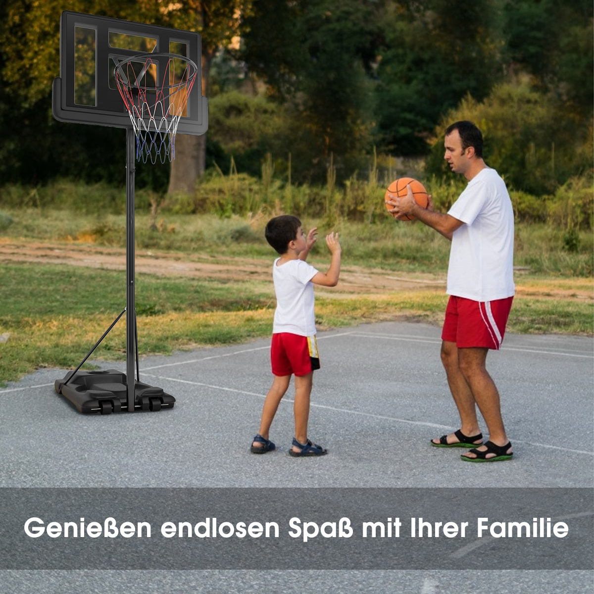 Vater und Sohn spielen Basketball auf einem Platz, im Hintergrund ein Basketballkorb.