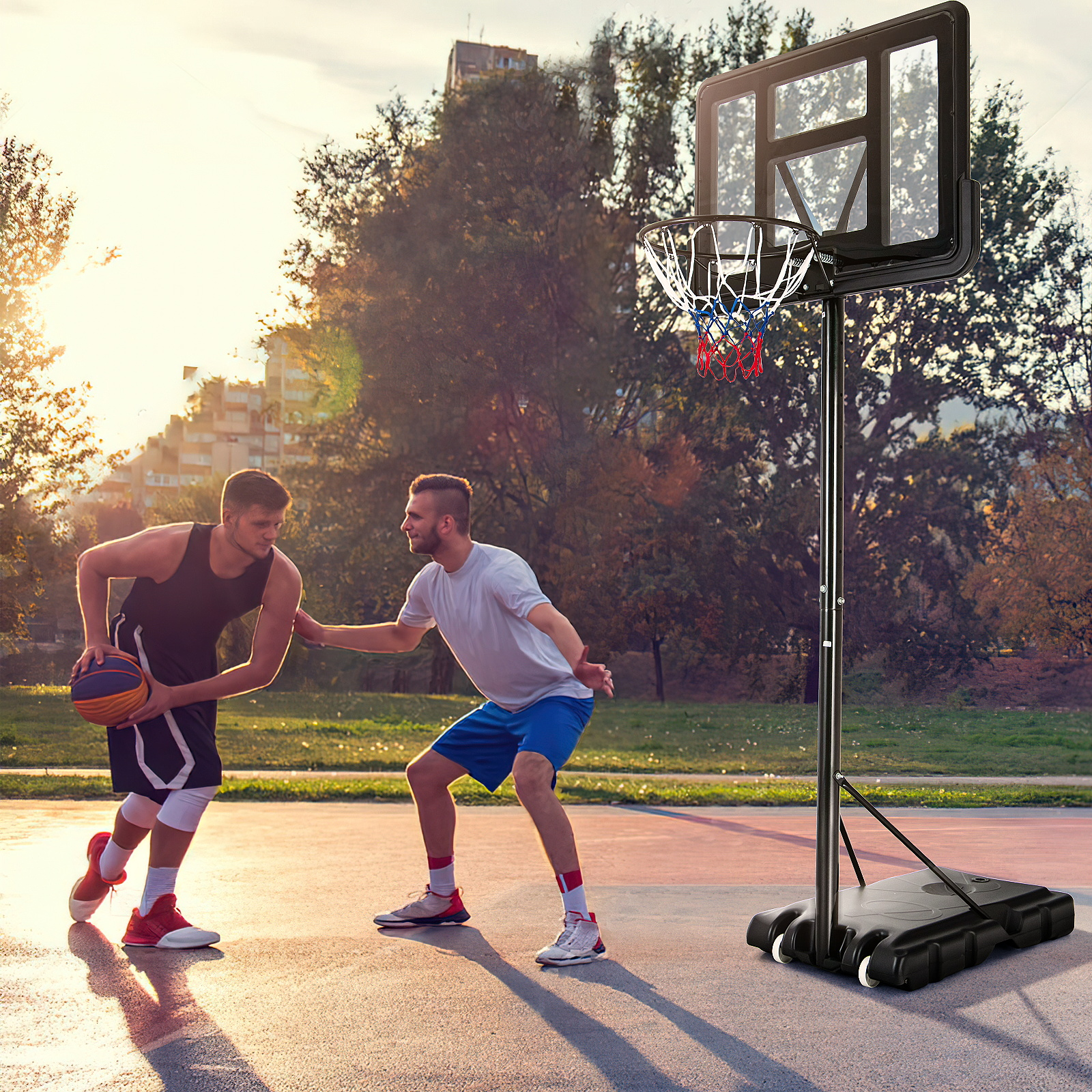 Zwei junge Männer spielen Basketball. Einer dribbelt den Ball, der andere verteidigt in der Nähe eines Korbs.