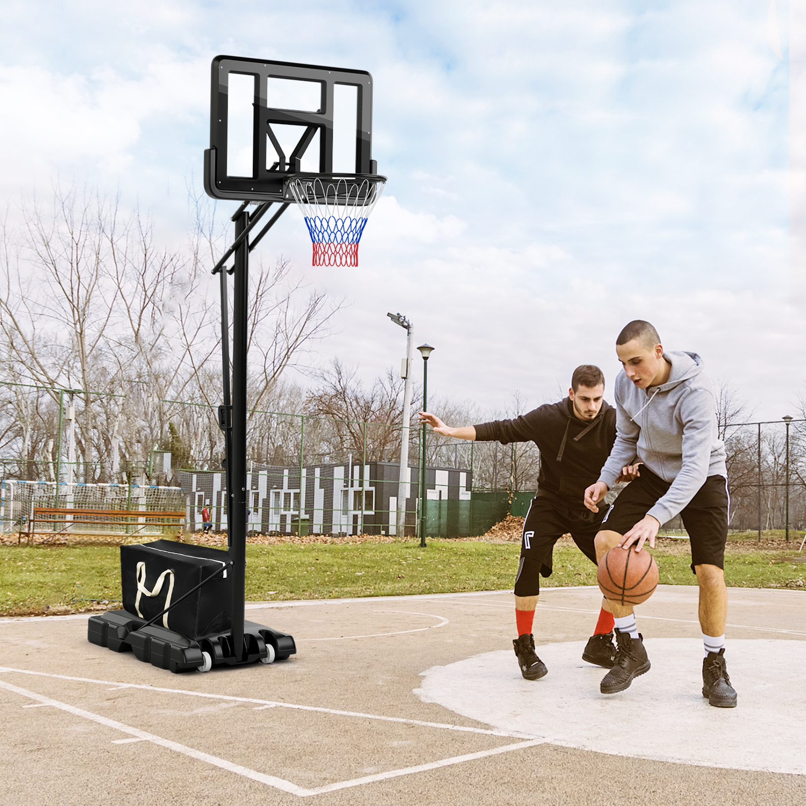 Zwei Männer spielen Basketball. Einer dribbelt den Ball in der Nähe eines Basketballkorbs.